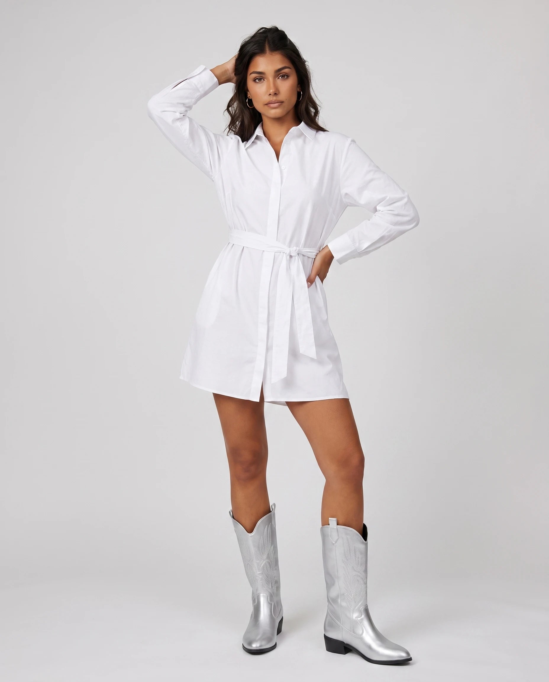 Bottes santiags mi-mollet à broderie contrastée Amaryllis Argent — portées en pied