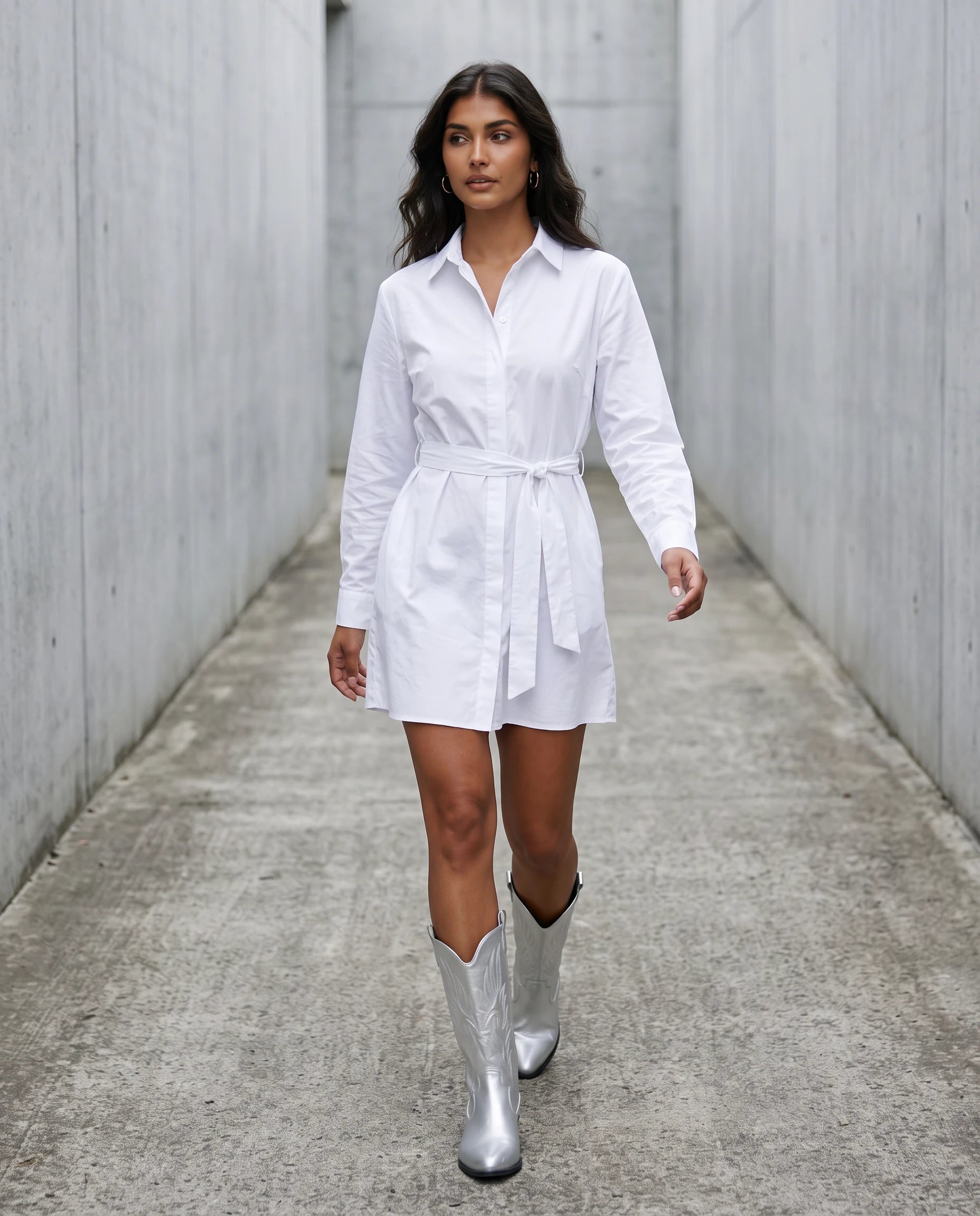 Bottes santiags mi-mollet à broderie contrastée Amaryllis Argent — portées en situation