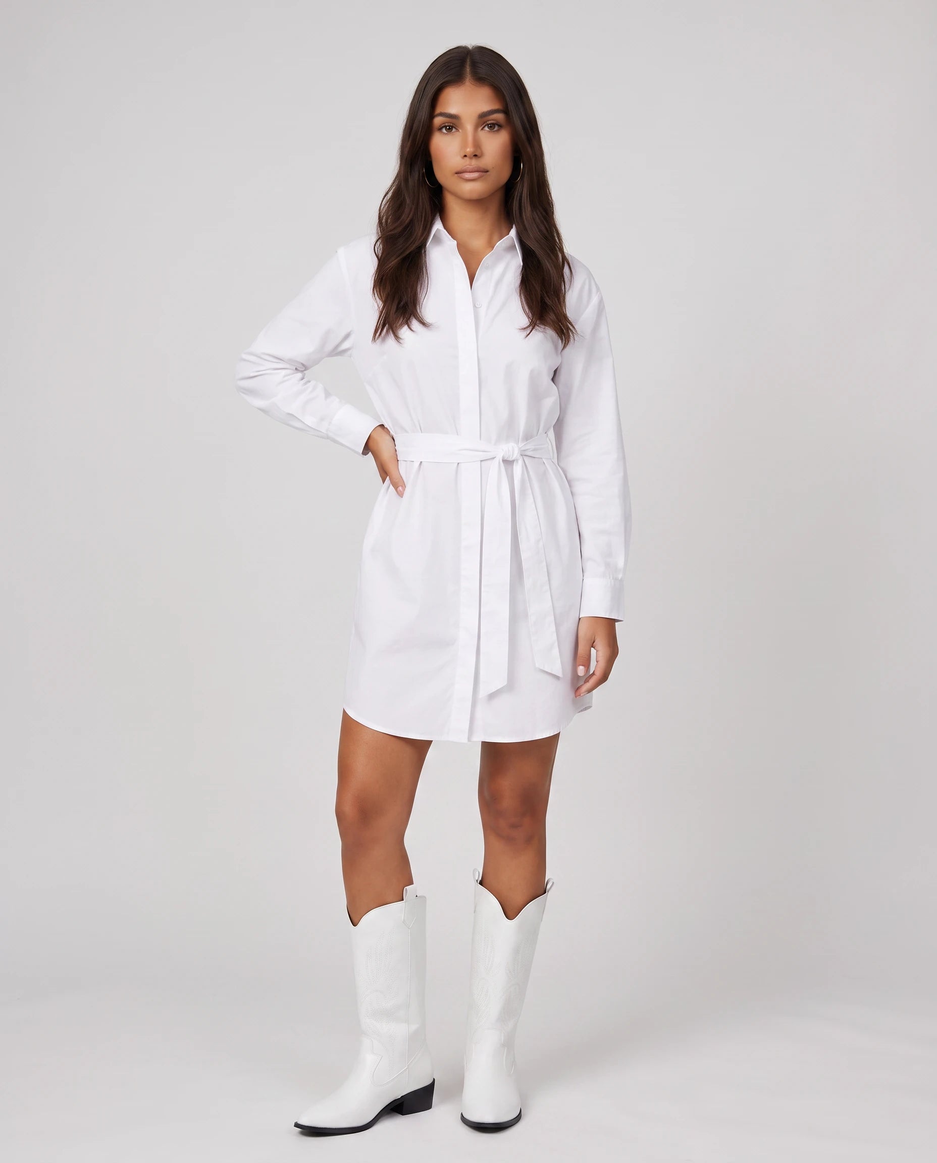 Bottes santiags mi-mollet à broderie contrastée Amaryllis Blanc — portées en pied