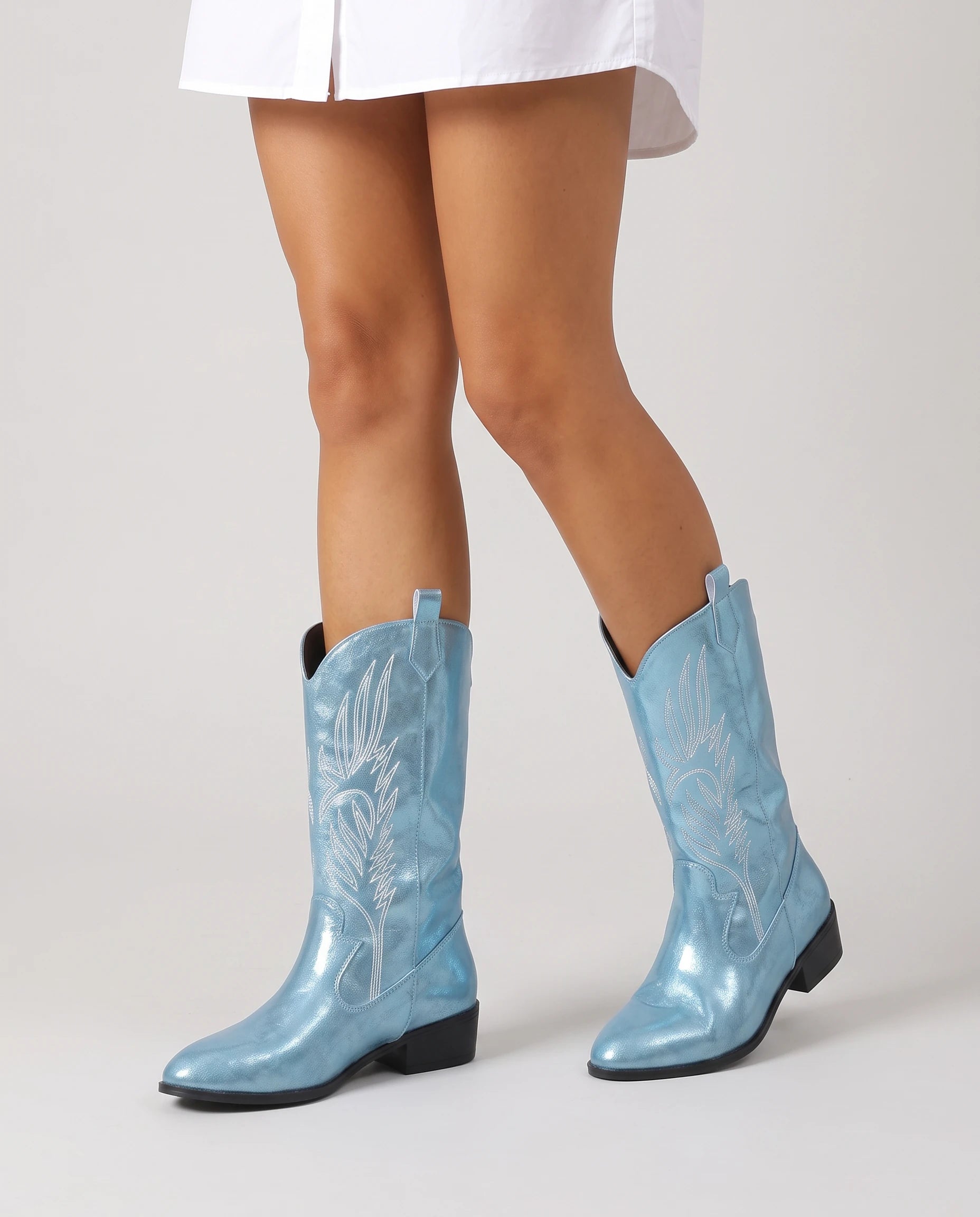 Bottes santiags mi-mollet à broderie contrastée Amaryllis Bleu Ciel — portées, plan rapproché