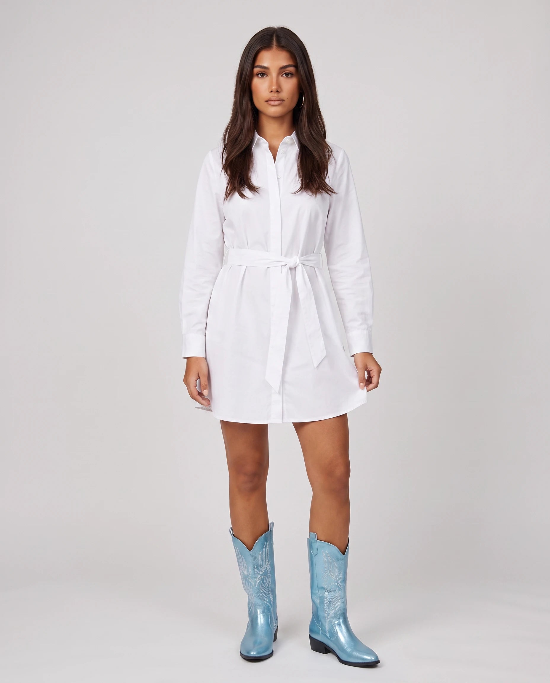 Bottes santiags mi-mollet à broderie contrastée Amaryllis Bleu Ciel — portées en pied