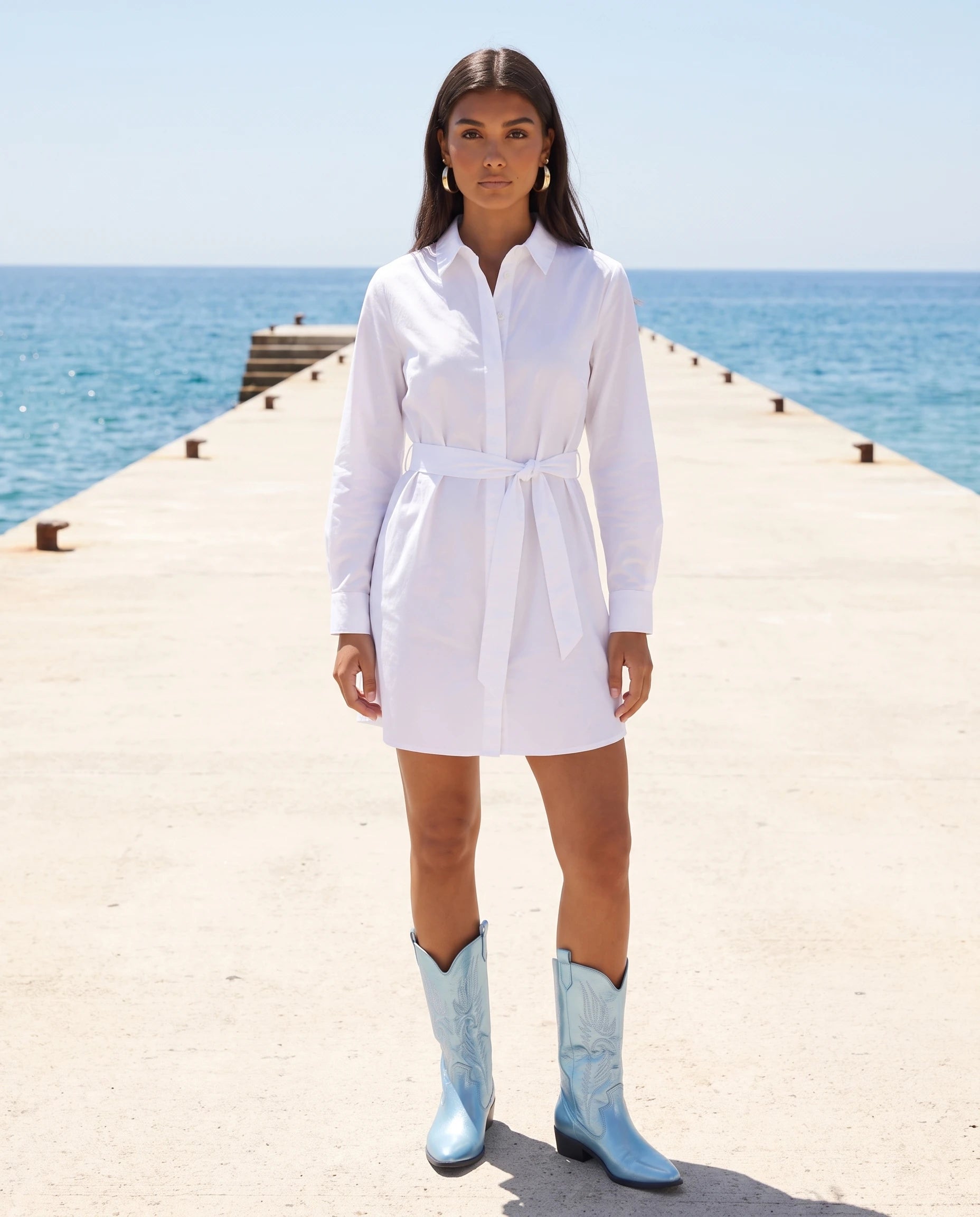Bottes santiags mi-mollet à broderie contrastée Amaryllis Bleu Ciel — portées en extérieur