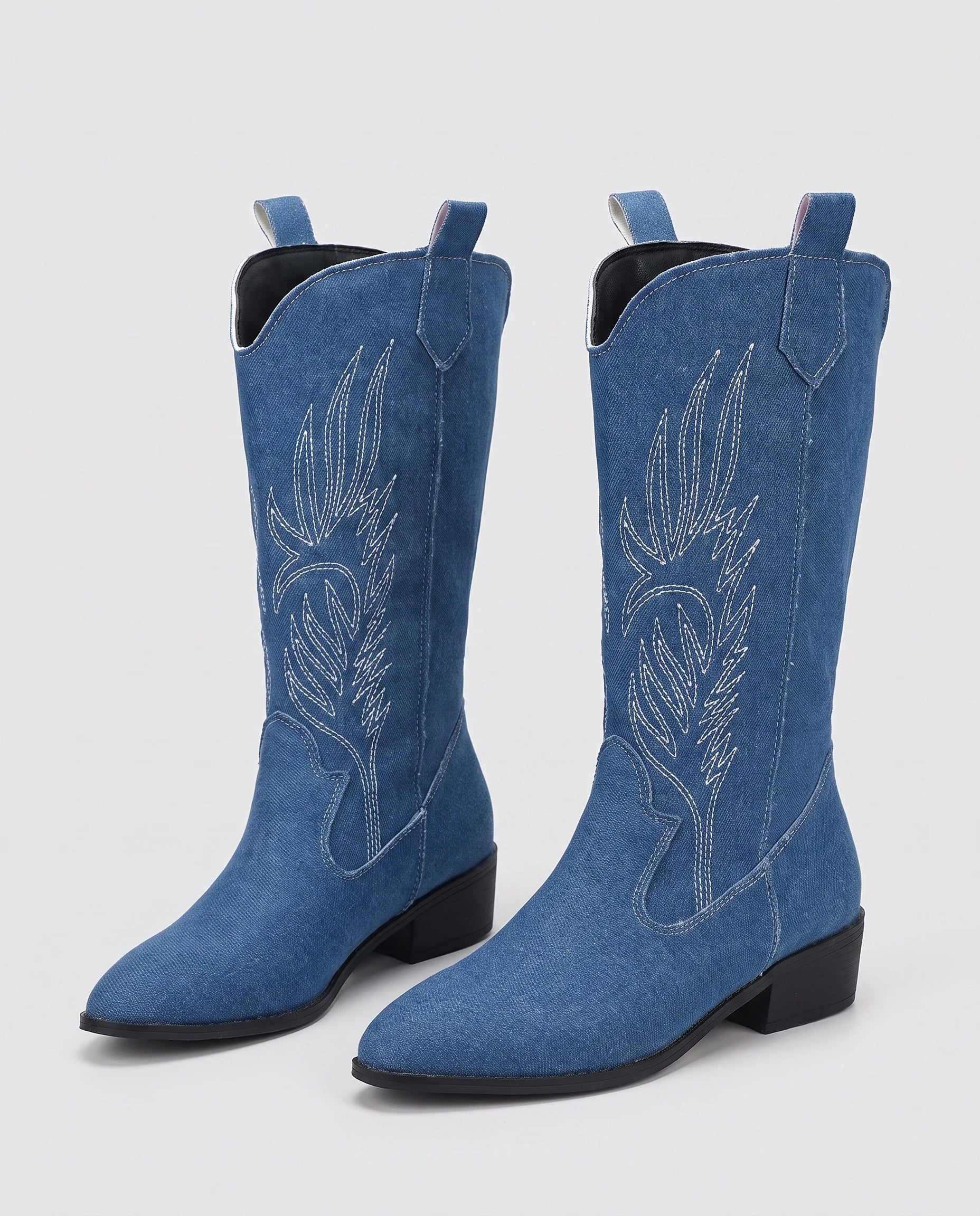 Bottes santiags mi-mollet à broderie contrastée Amaryllis Bleu Denim — packshot studio