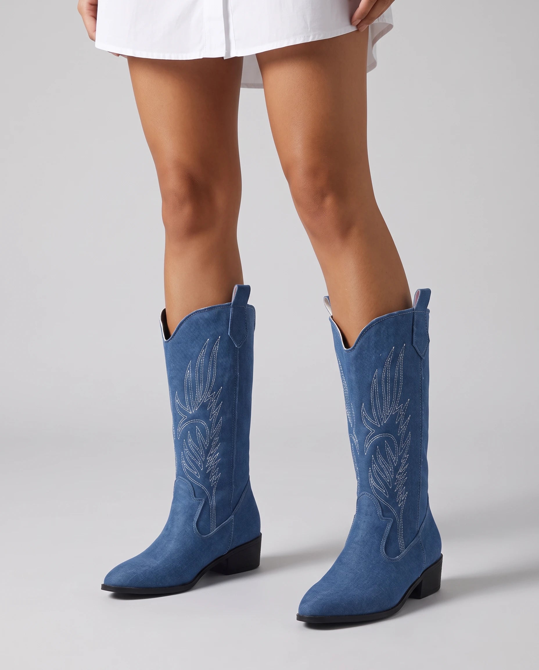 Bottes santiags mi-mollet à broderie contrastée Amaryllis Bleu Denim — portées, plan rapproché