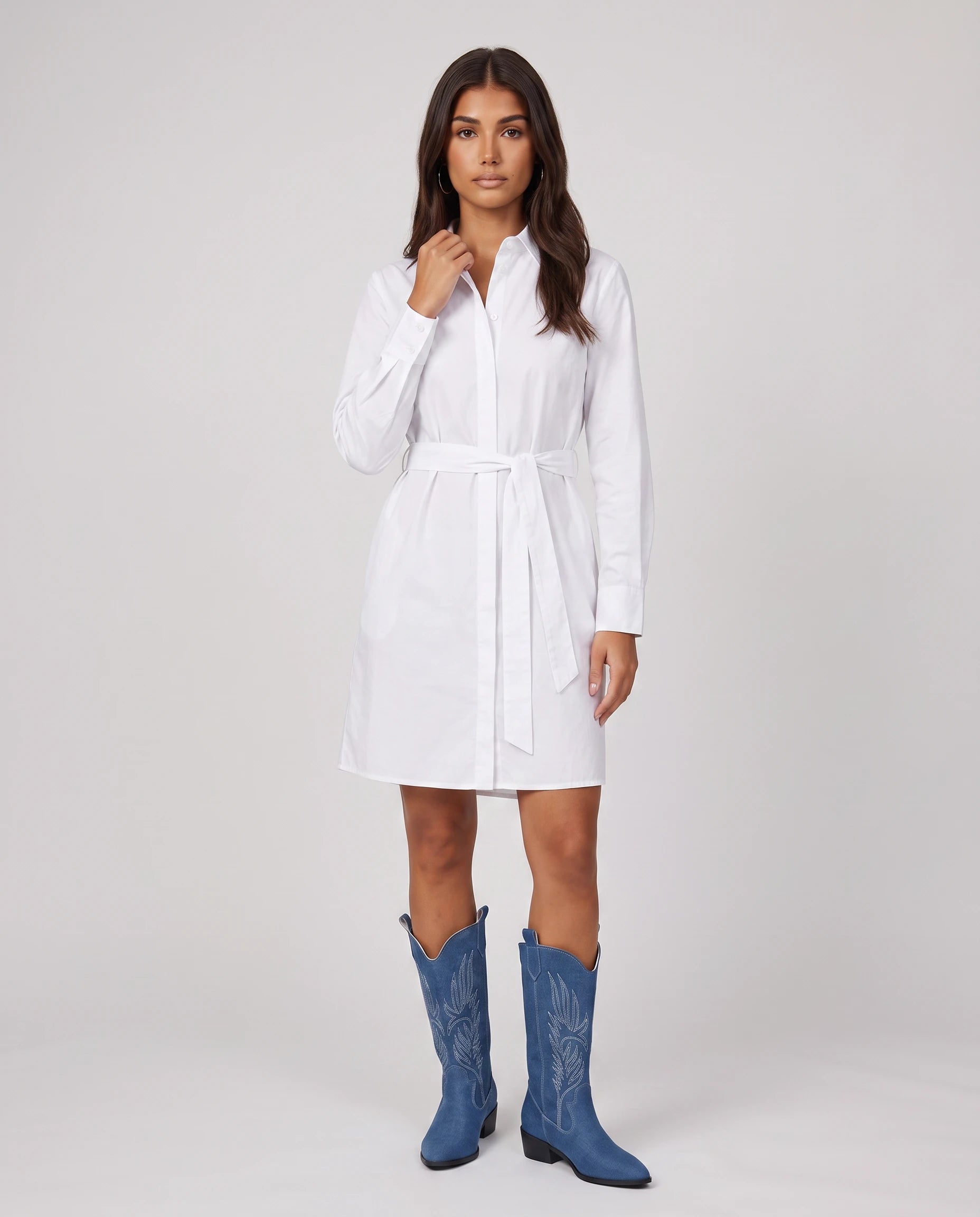 Bottes santiags mi-mollet à broderie contrastée Amaryllis Bleu Denim — portées en pied
