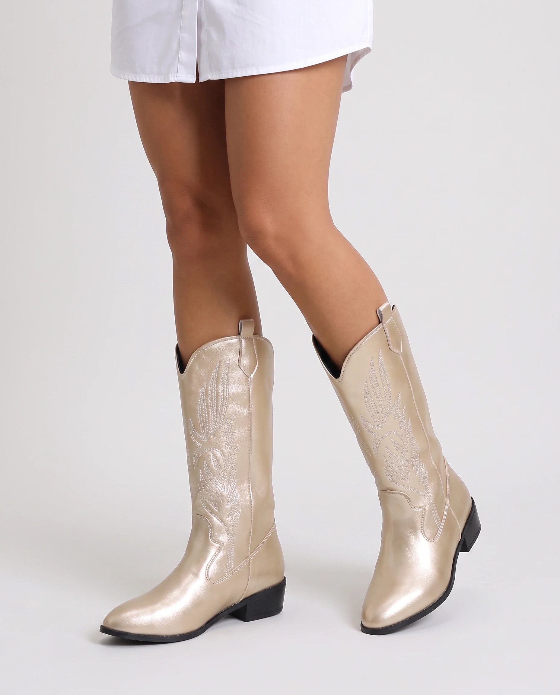 Bottes santiags mi-mollet à broderie contrastée Amaryllis Doré — portées, plan rapproché