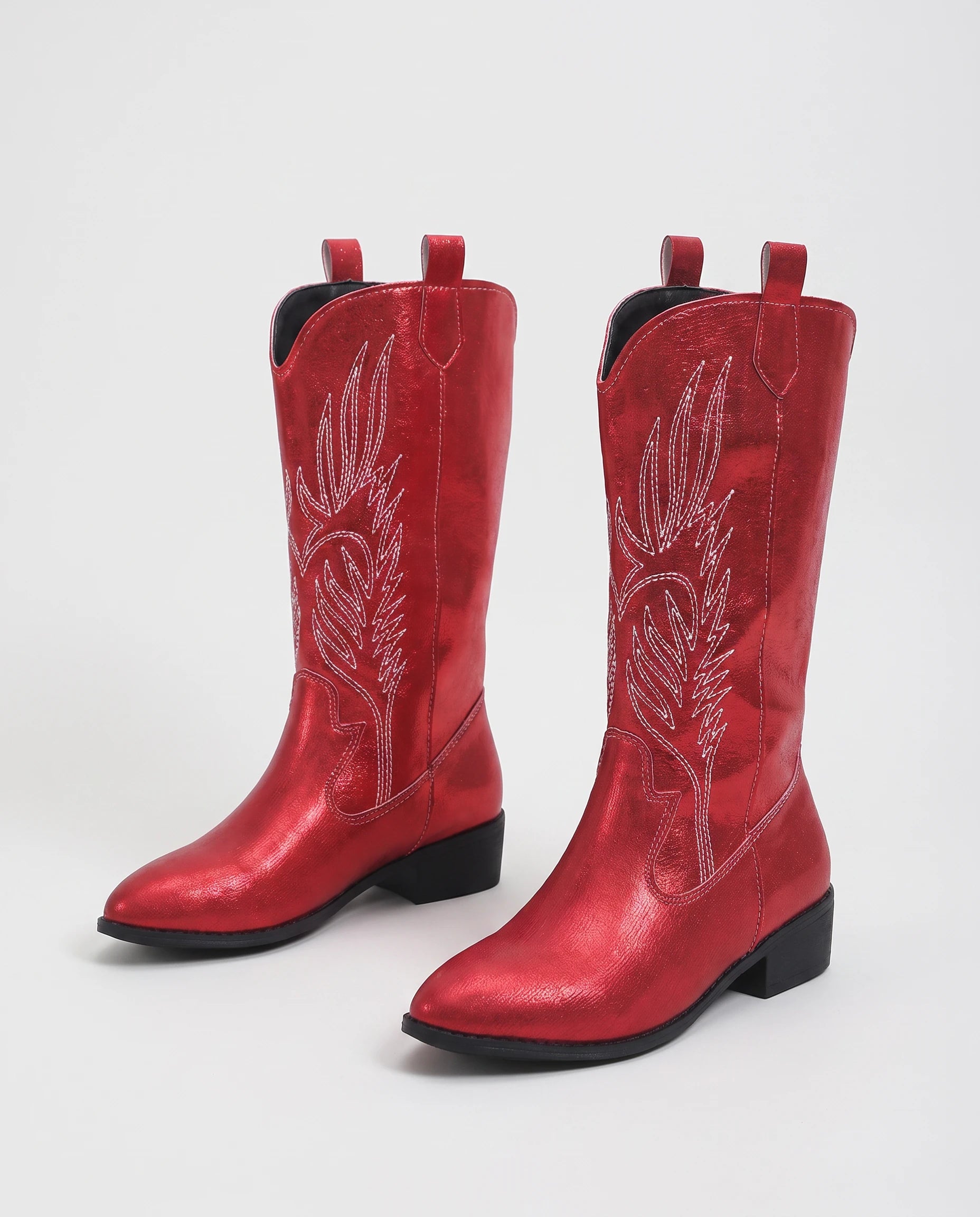 Bottes santiags mi-mollet à broderie contrastée Amaryllis Rouge — packshot studio