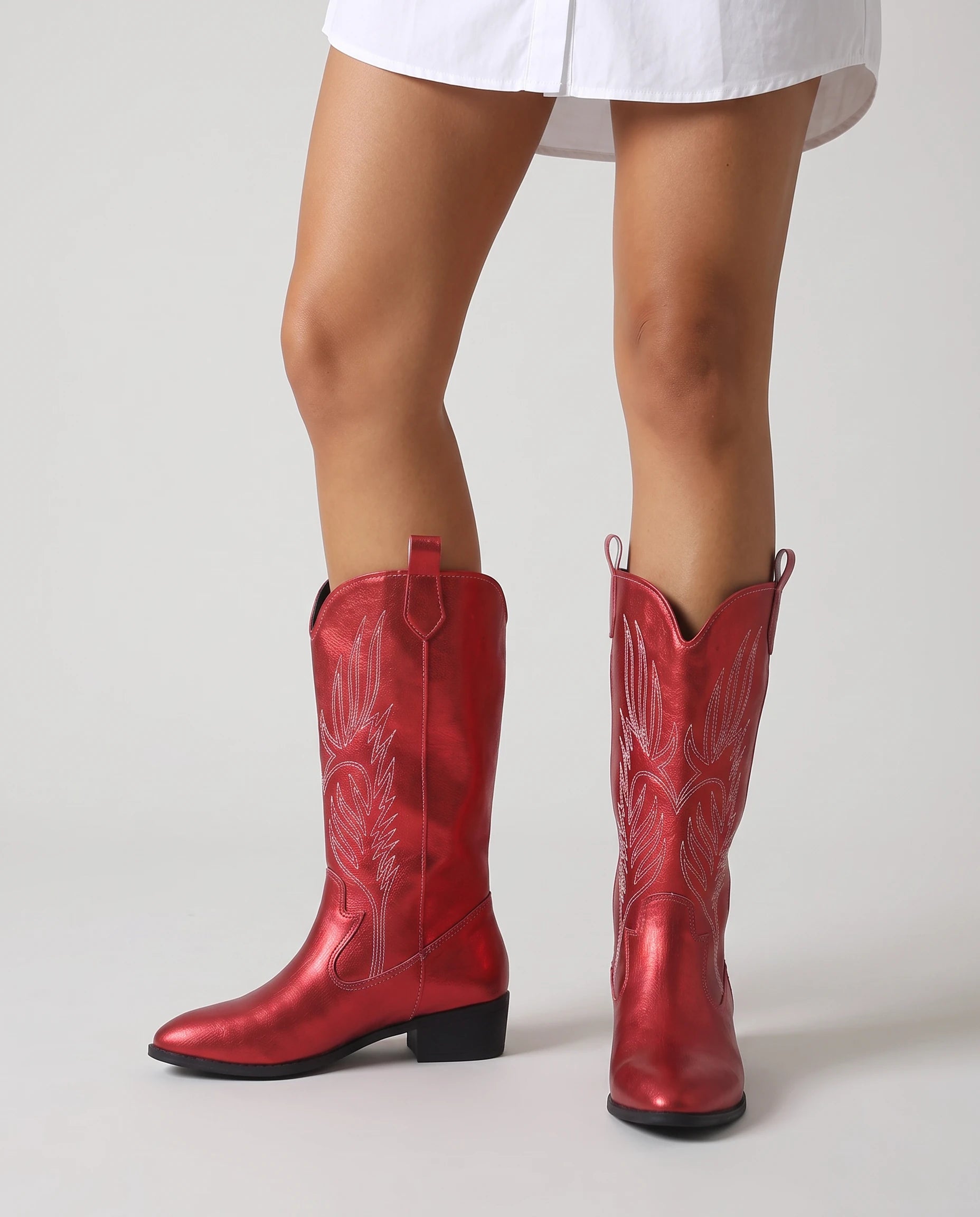 Bottes santiags mi-mollet à broderie contrastée Amaryllis Rouge — portées, plan rapproché