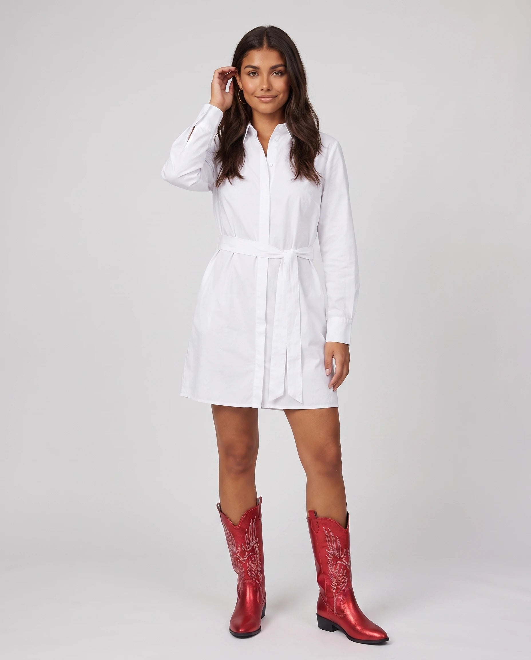 Bottes santiags mi-mollet à broderie contrastée Amaryllis Rouge — portées en pied