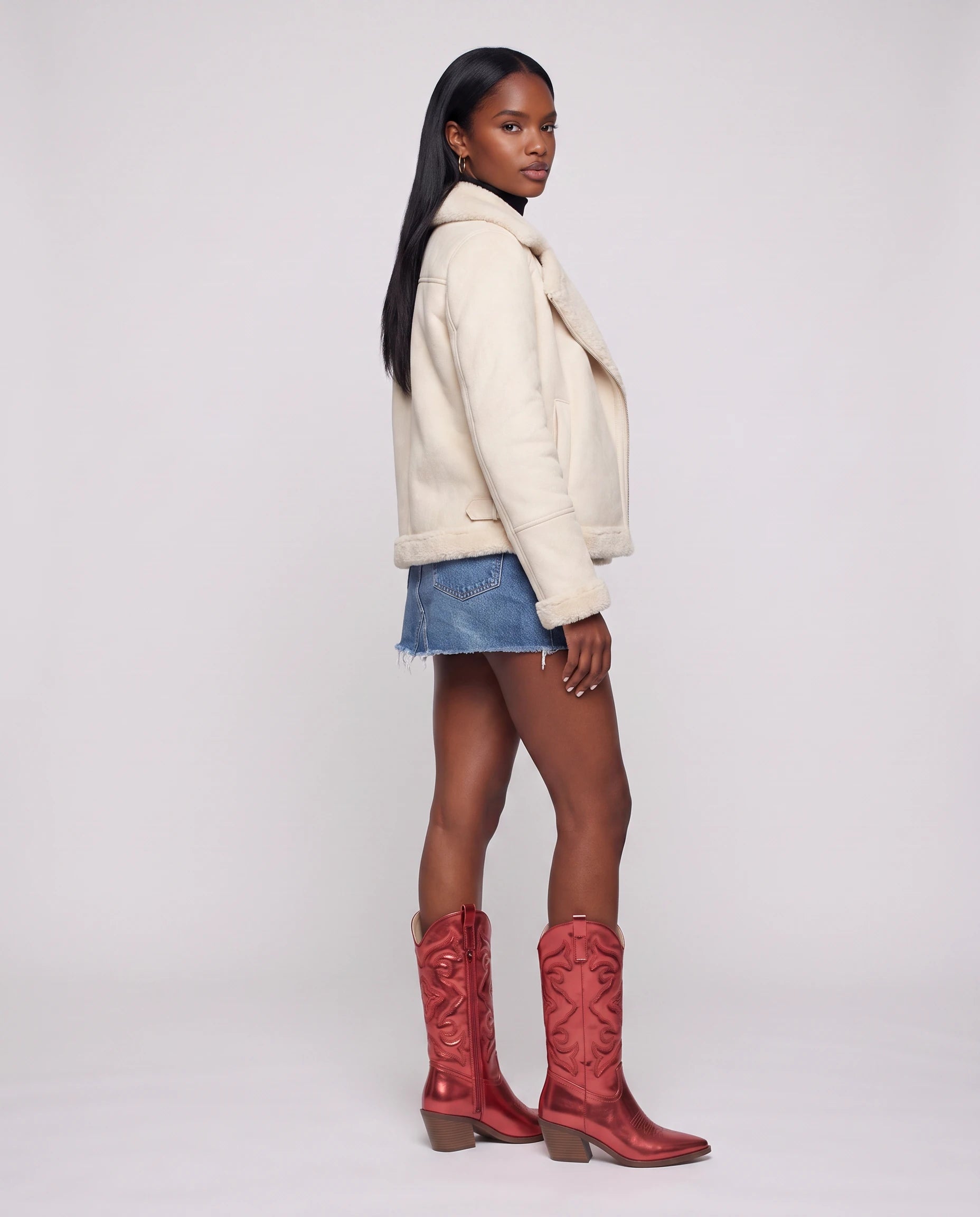 Bottes santiags mi-mollet en simili Artémise Cerise Laquée — portées en pied
