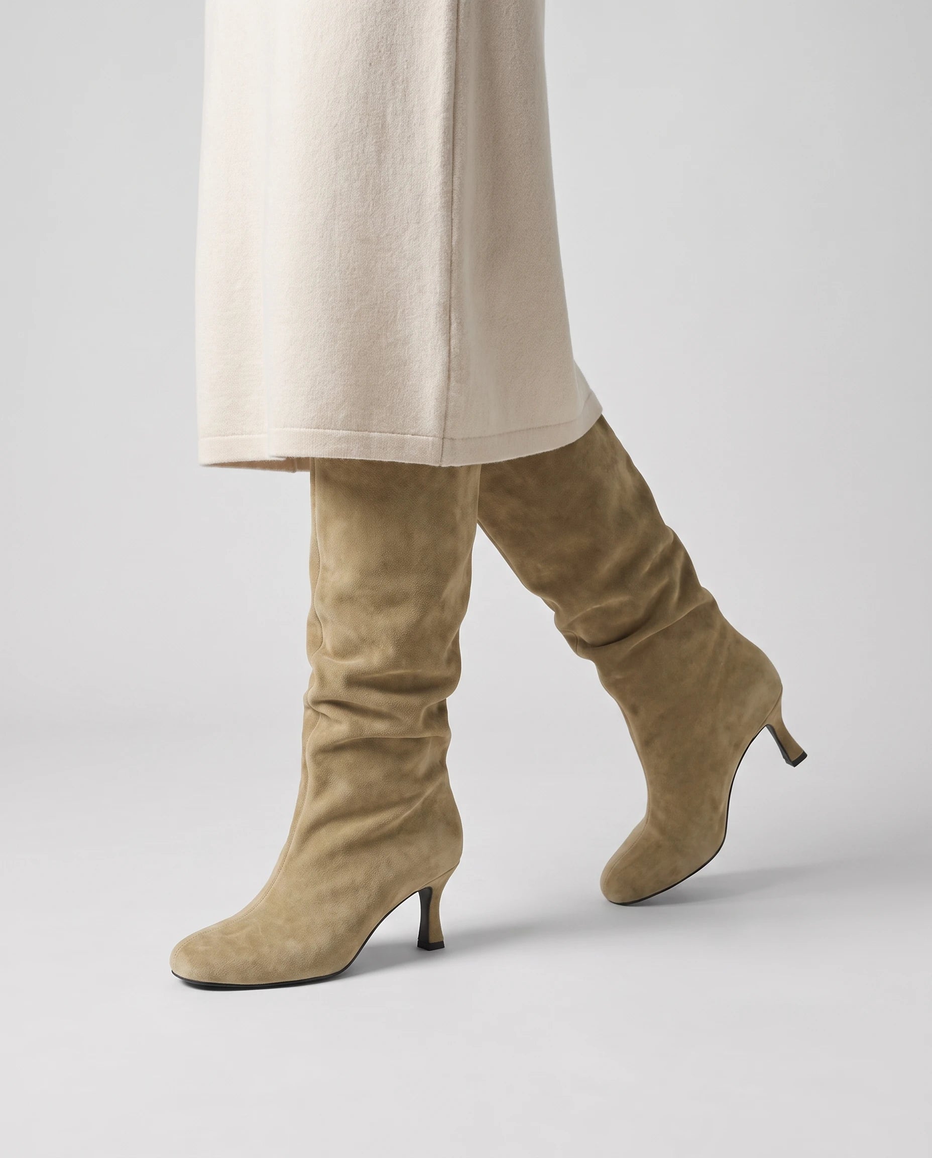 Bottes slouch à talon kitten Vérane — Beige, portées en plan rapproché