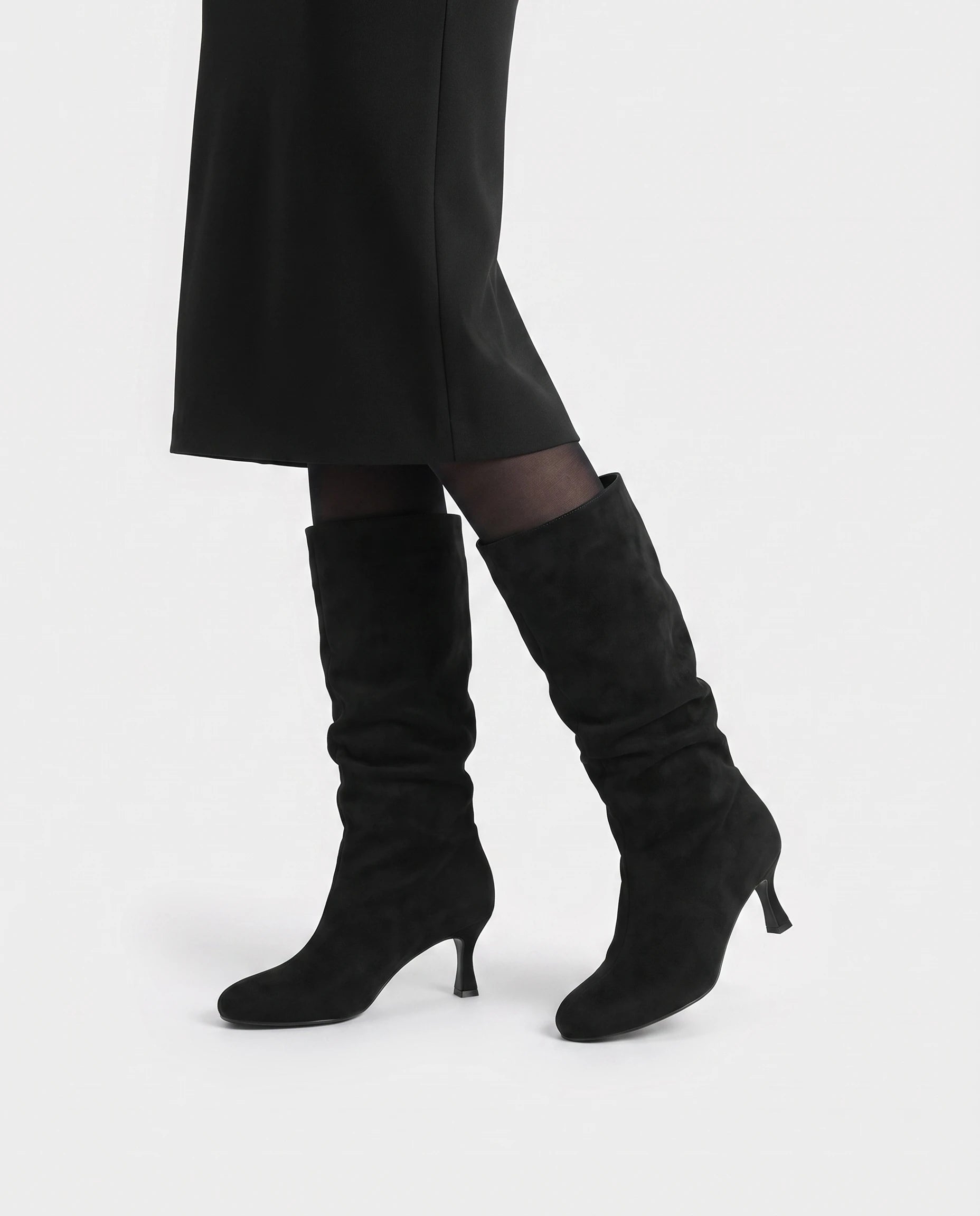 Bottes slouch à talon kitten Vérane — Noir, portées en plan rapproché