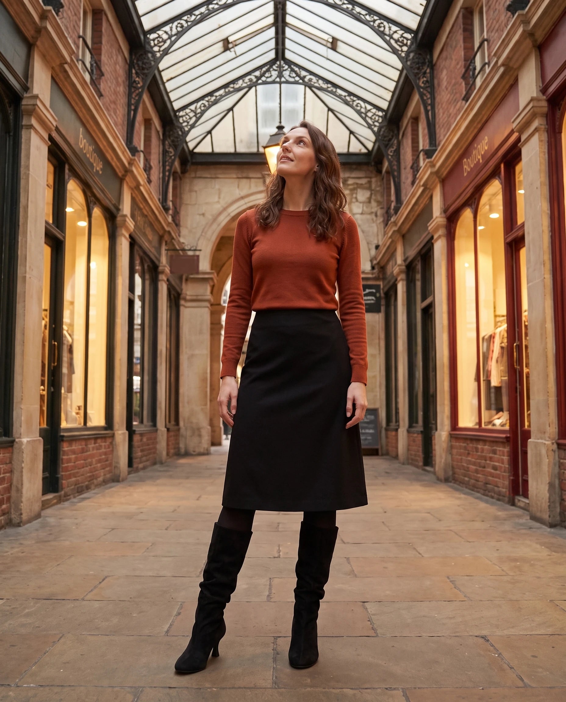 Bottes slouch à talon kitten Vérane — Noir, portées en extérieur