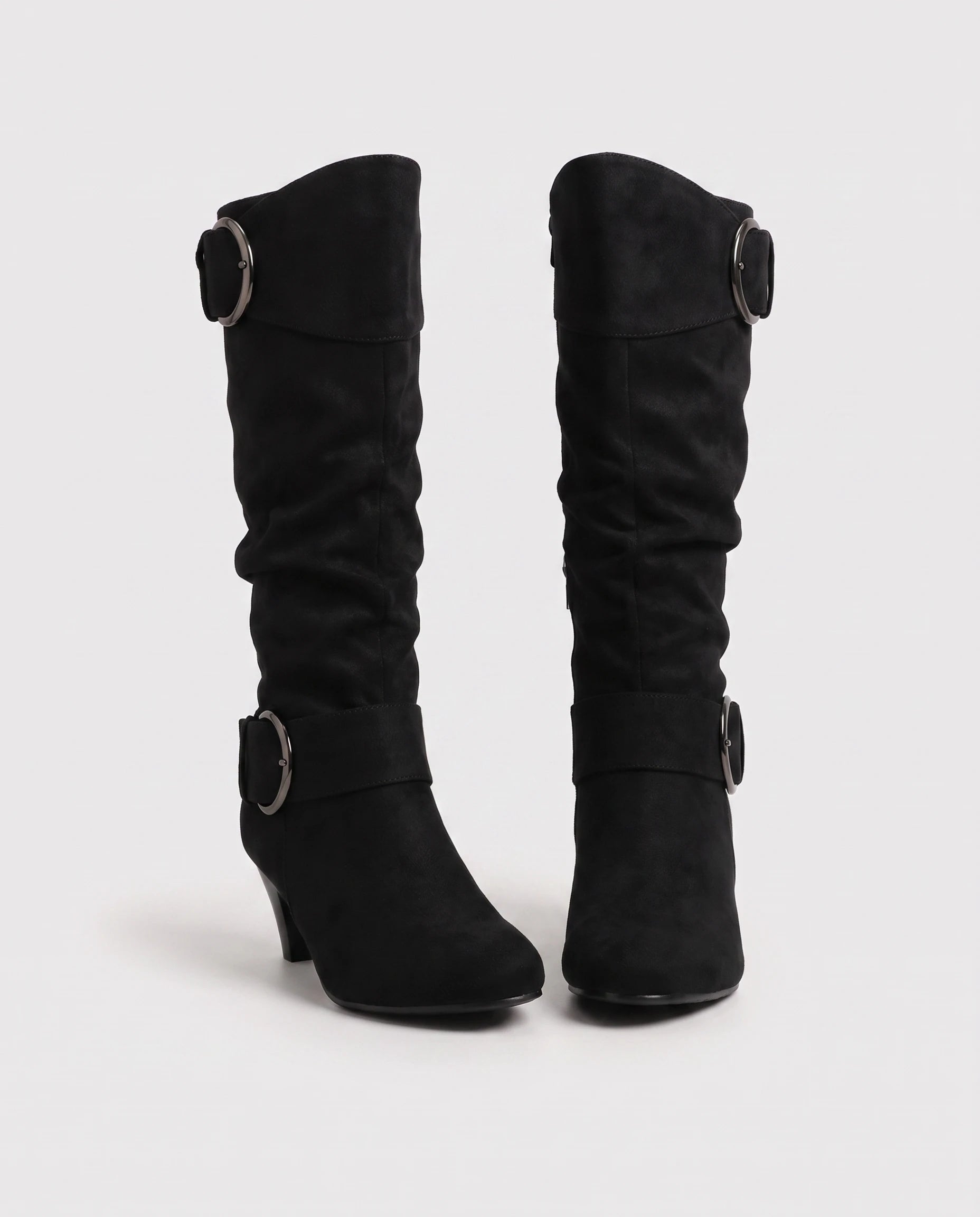 Bottes slouchy à boucles anneau en suédine Isadora — Noir, paire en packshot studio