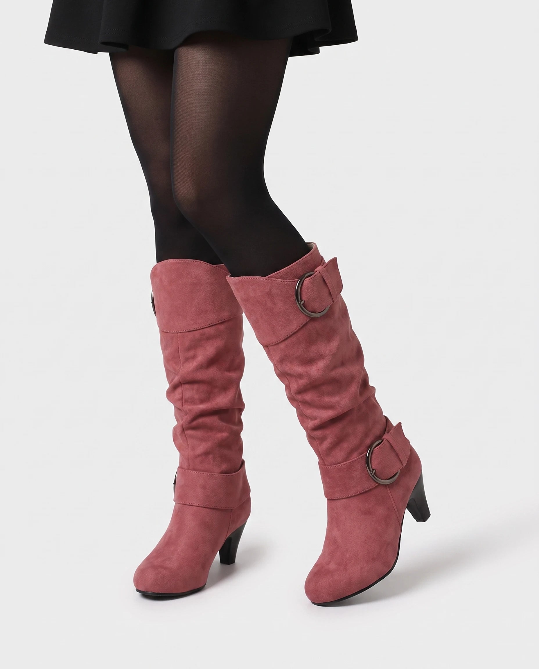 Bottes slouchy à boucles anneau en suédine Isadora — Vieux Rose, portées en plan rapproché