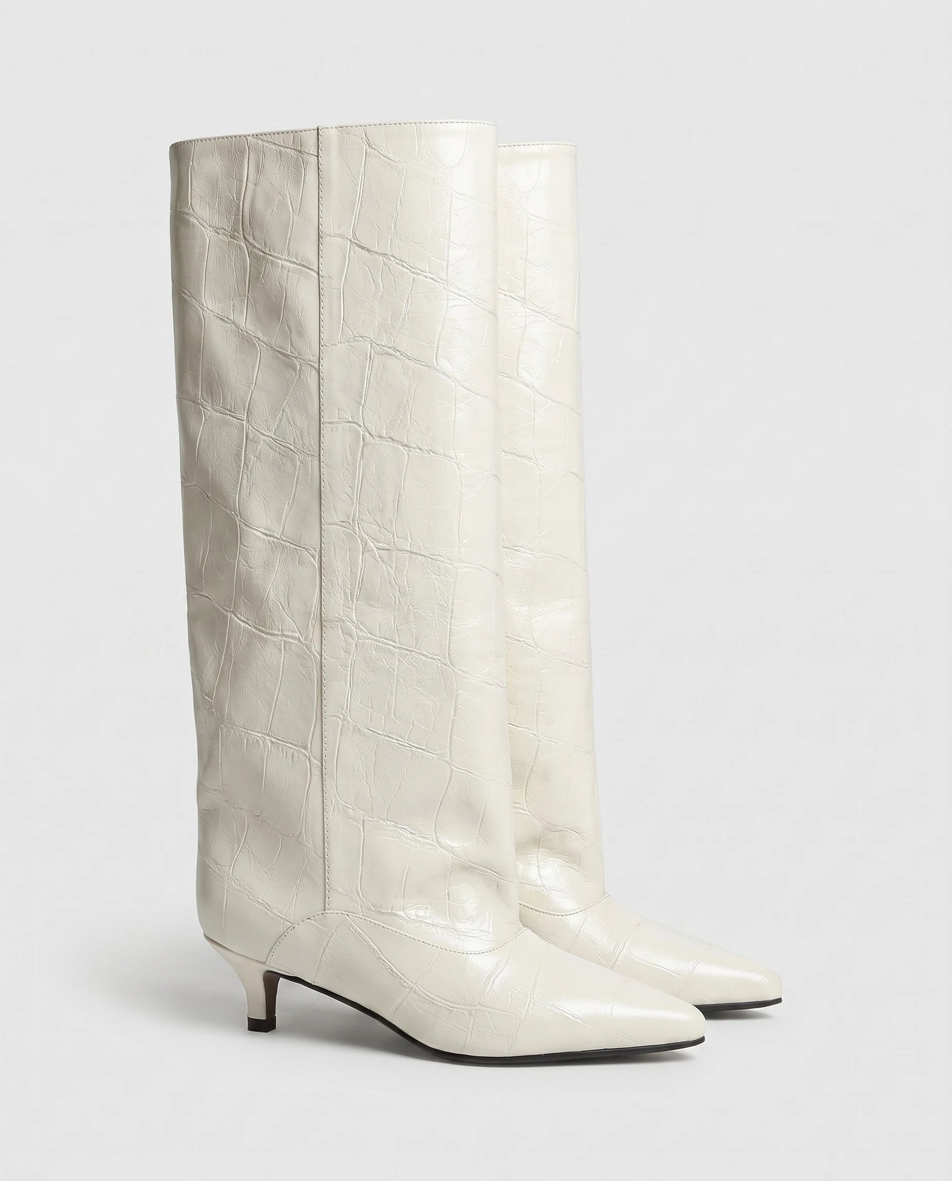 Bottes souples à petit talon effet croco Micheline — Blanc Cassé, paire en packshot studio