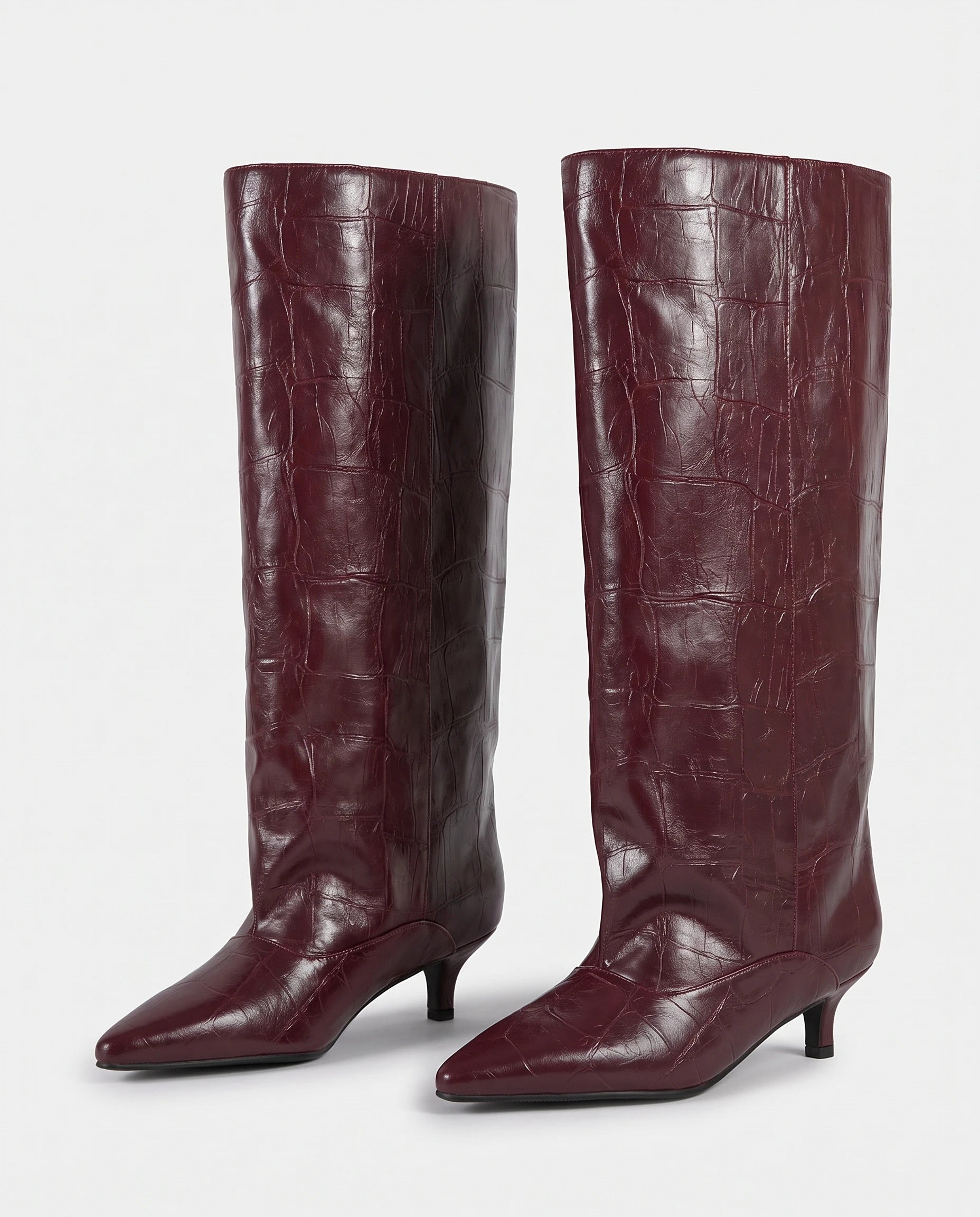 Bottes souples à petit talon effet croco Micheline — Bordeaux, paire en packshot studio
