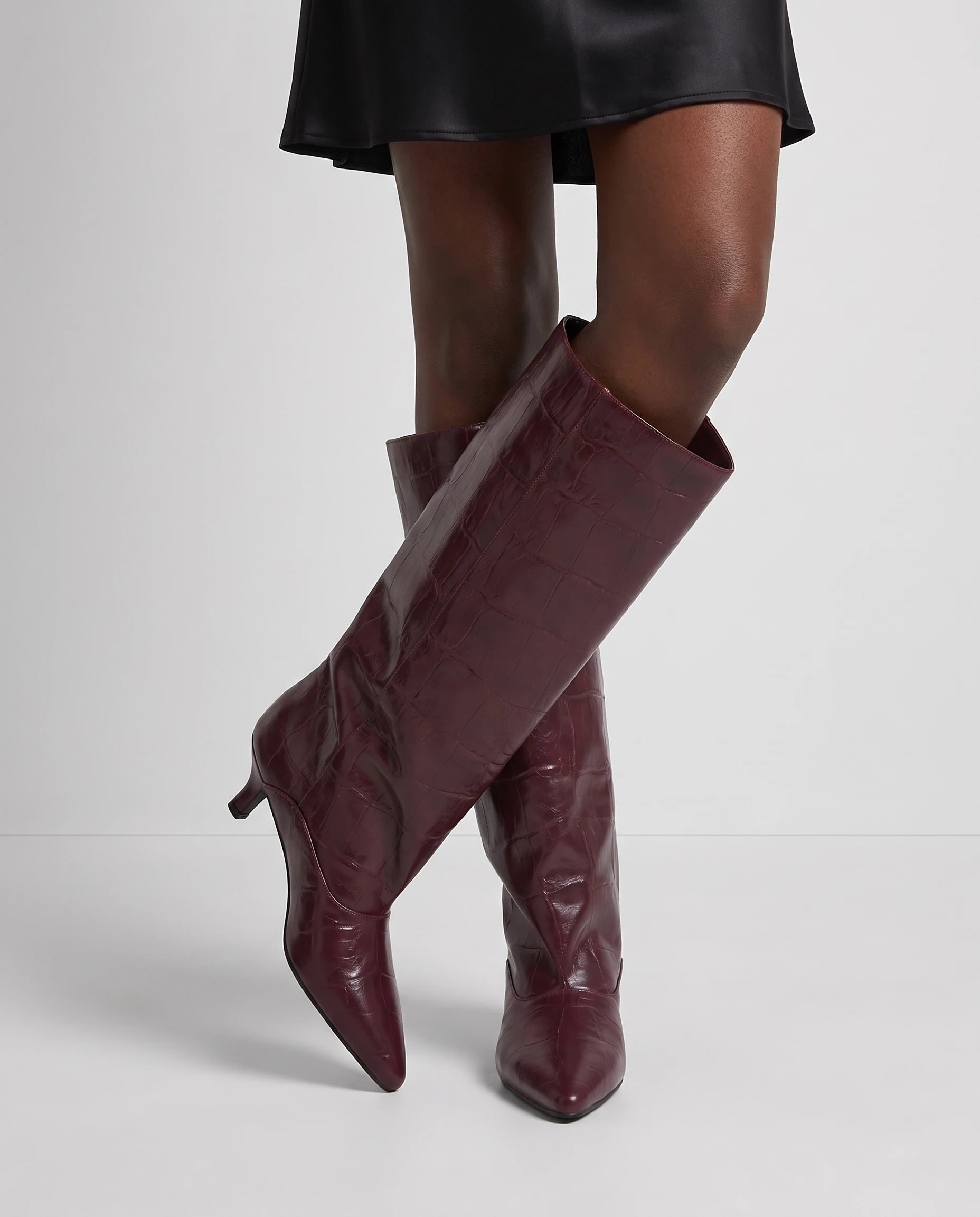 Bottes souples à petit talon effet croco Micheline — Bordeaux, portées en plan rapproché