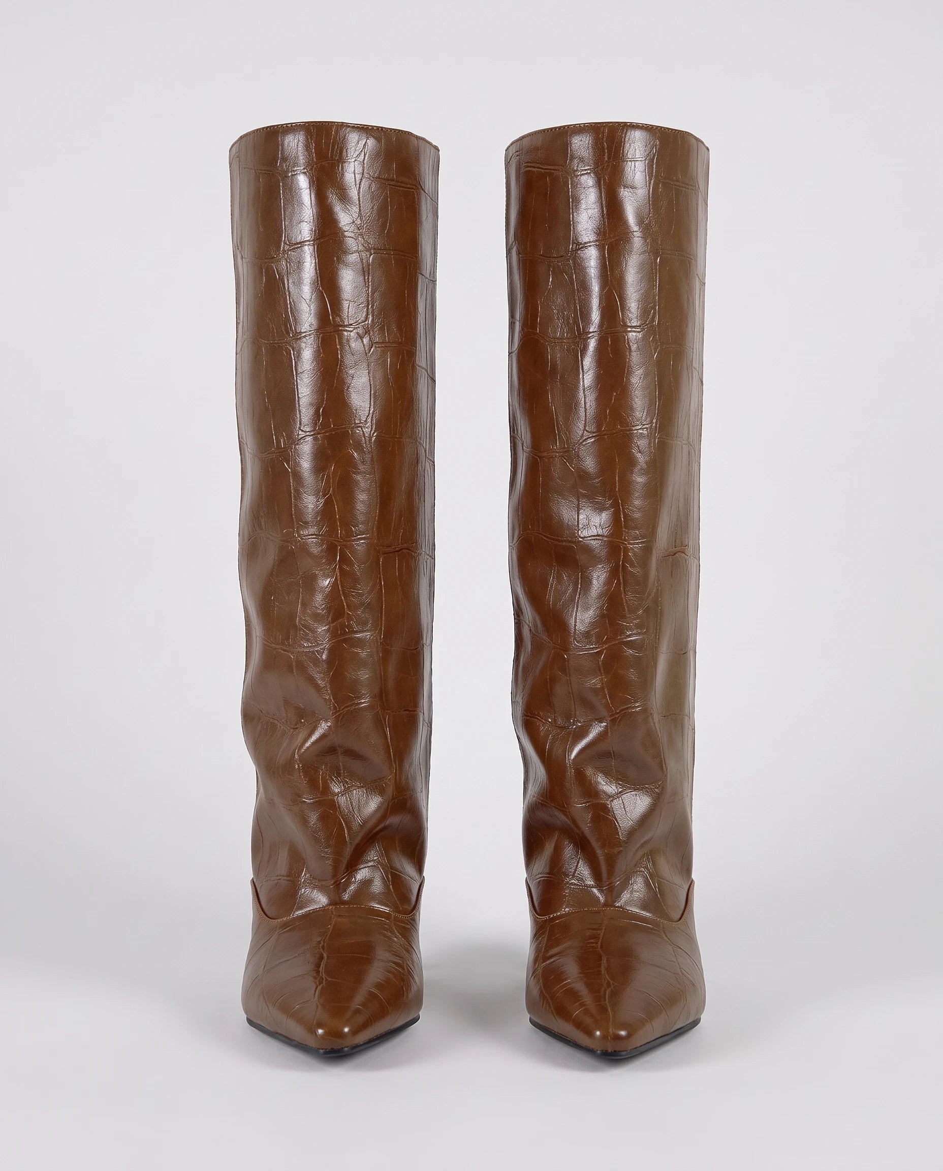 Bottes souples à petit talon effet croco Micheline — Cognac, paire en packshot studio