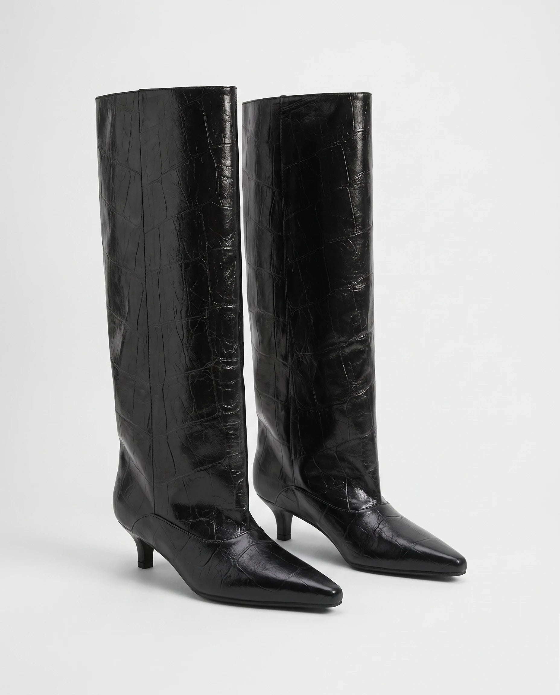 Bottes souples à petit talon effet croco Micheline — Noir, paire en packshot studio