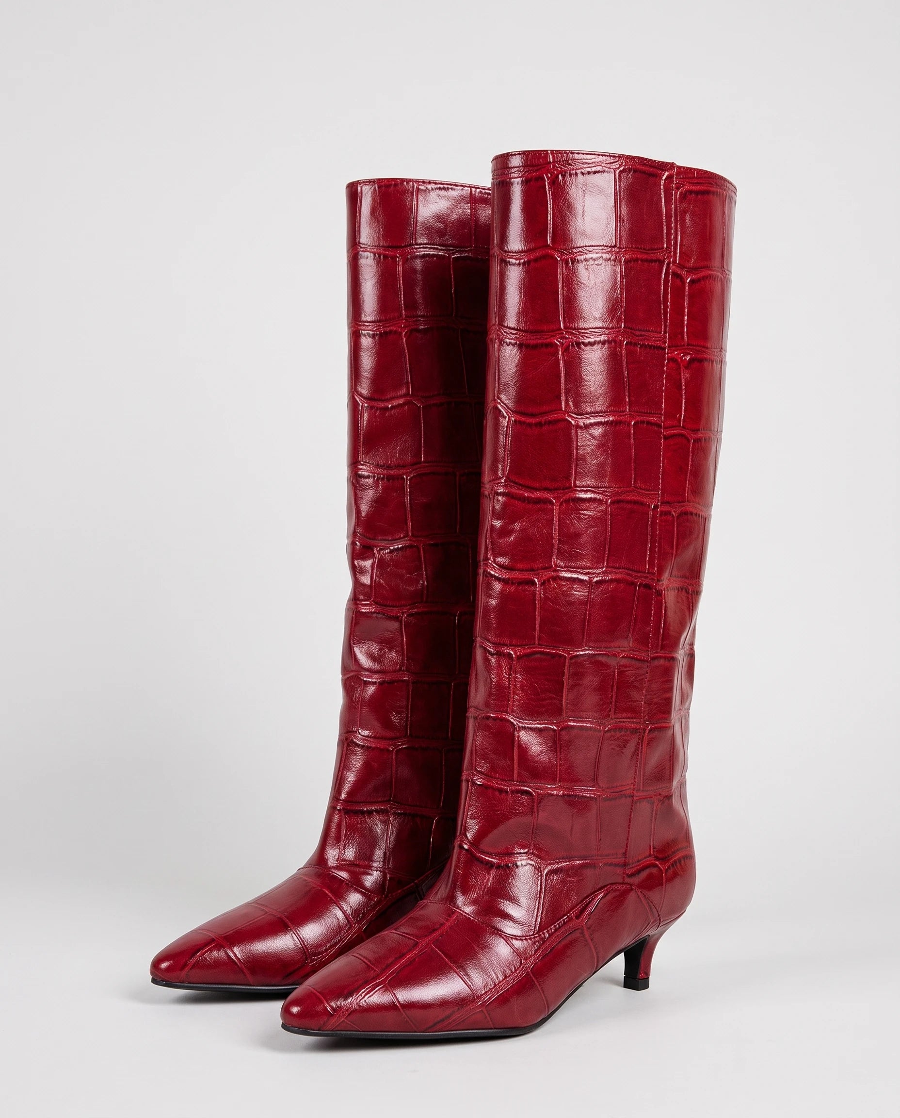 Bottes souples à petit talon effet croco Micheline — Rouge, paire en packshot studio