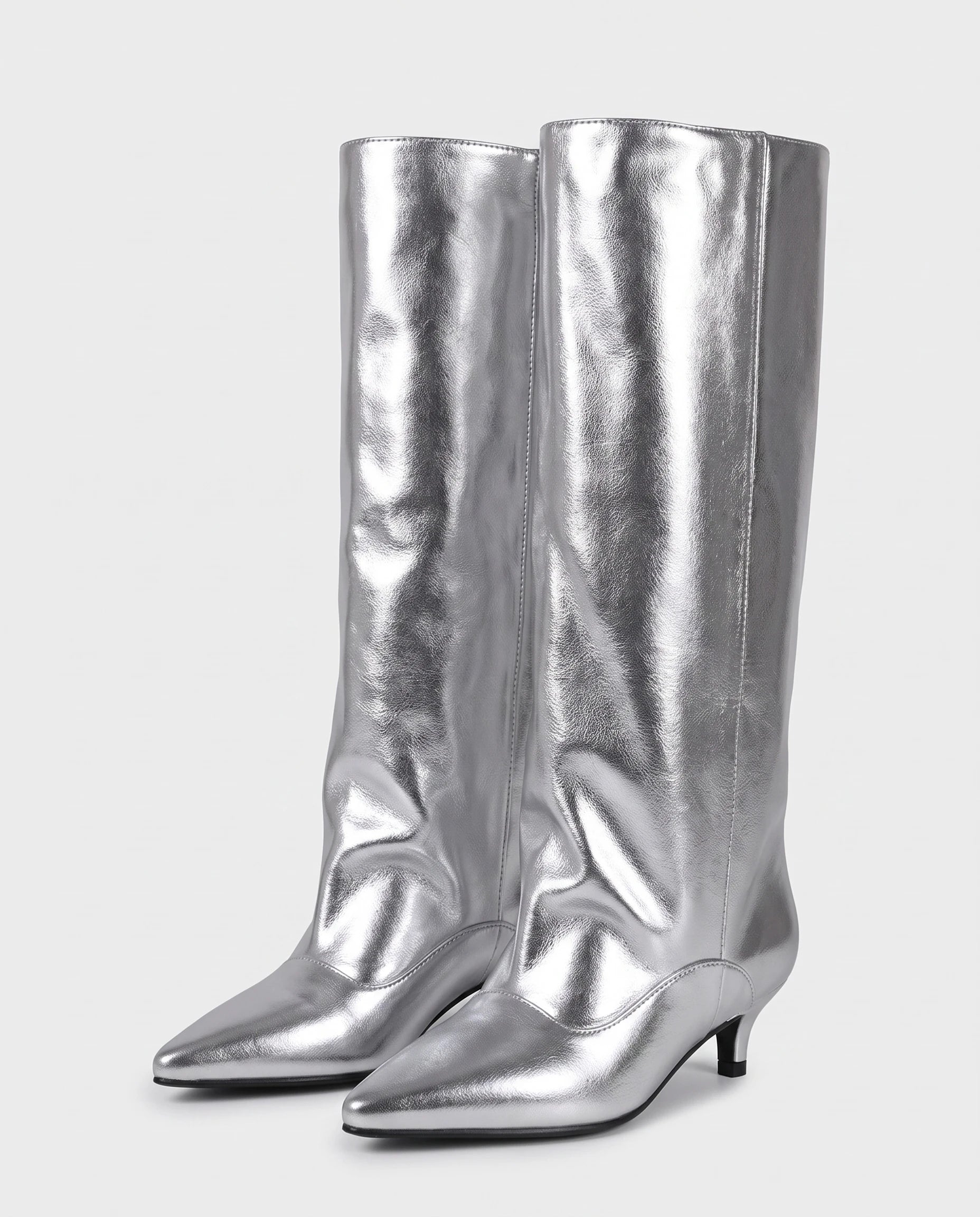 Bottes souples à petit talon en simili Paulette — Argent, paire en packshot studio
