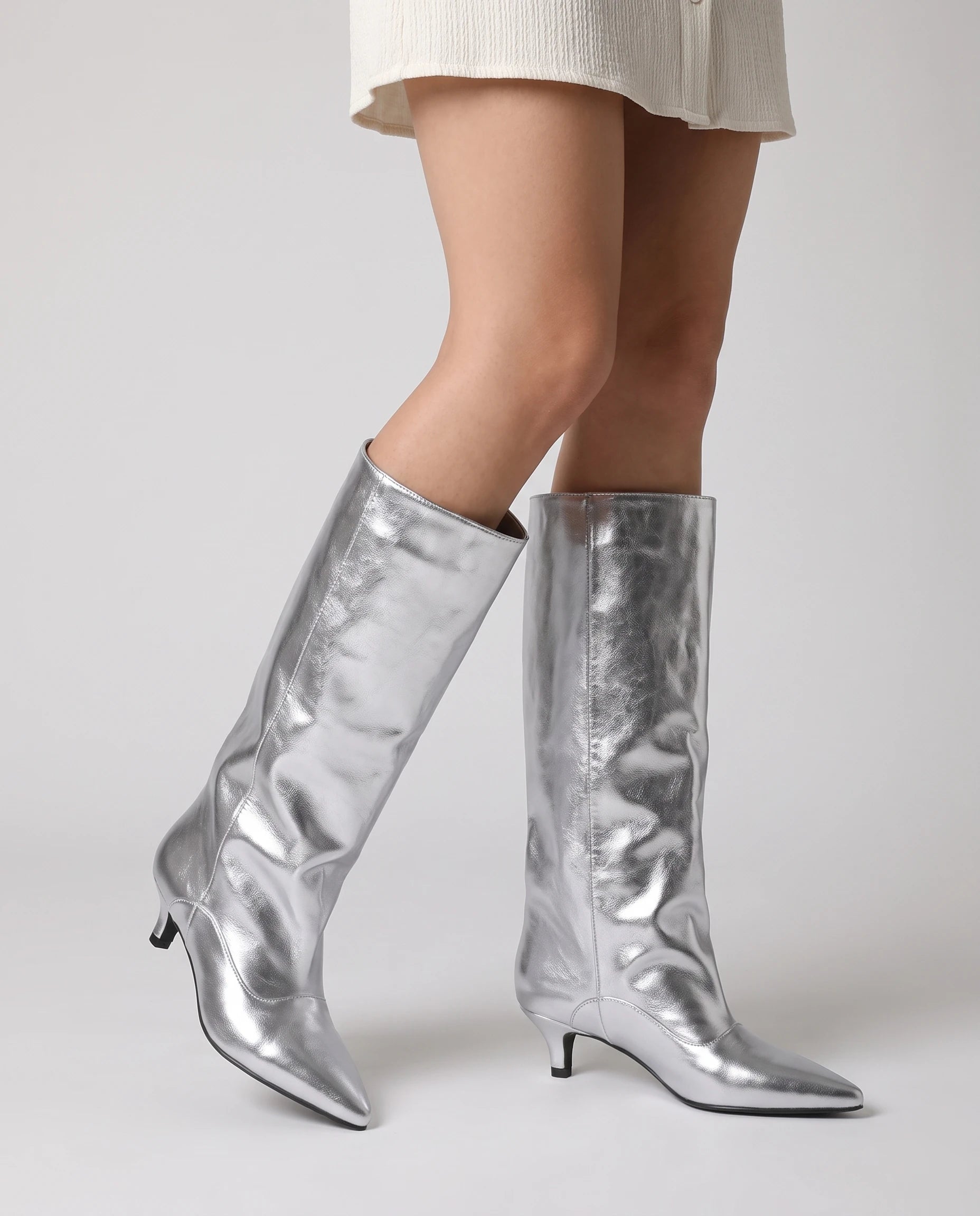 Bottes souples à petit talon en simili Paulette — Argent, portées en plan rapproché