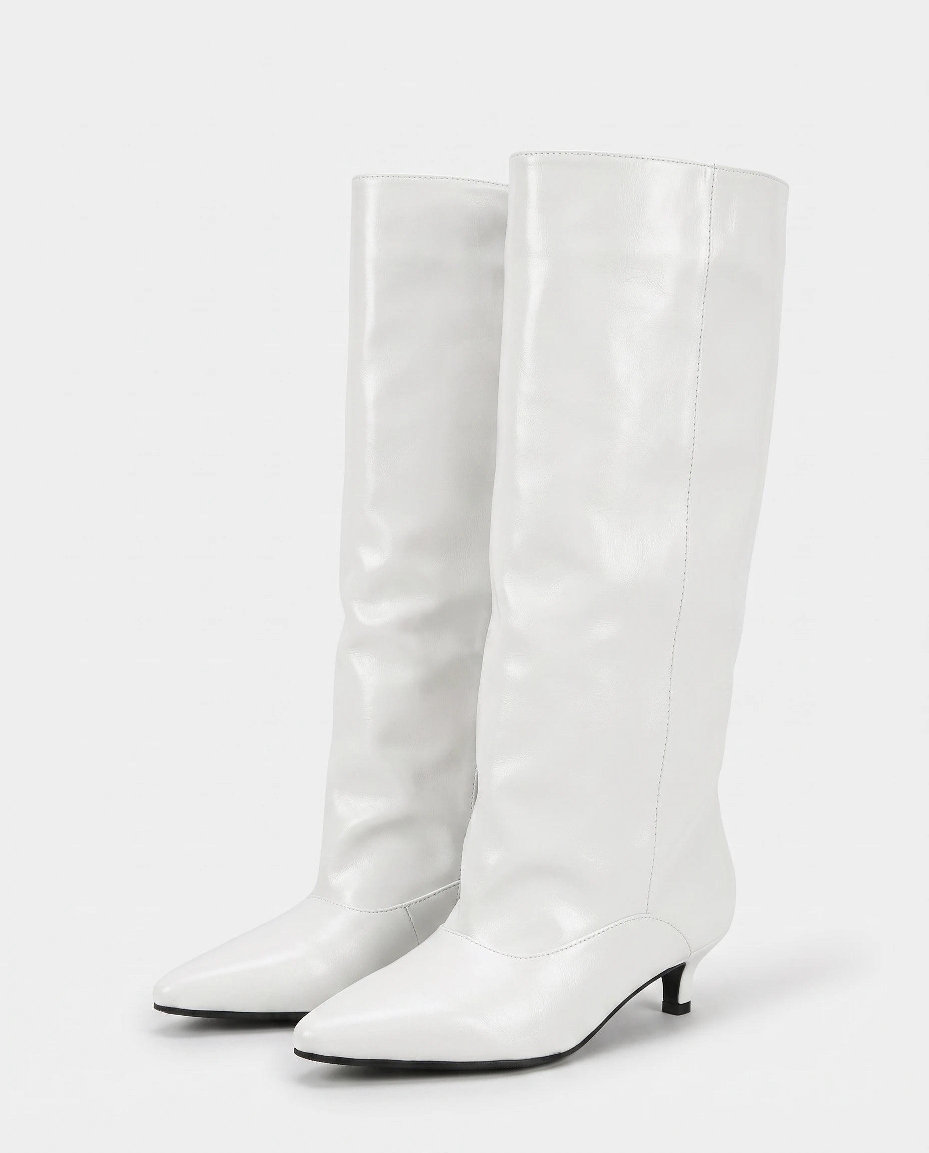 Bottes souples à petit talon en simili Paulette — Blanc, paire en packshot studio