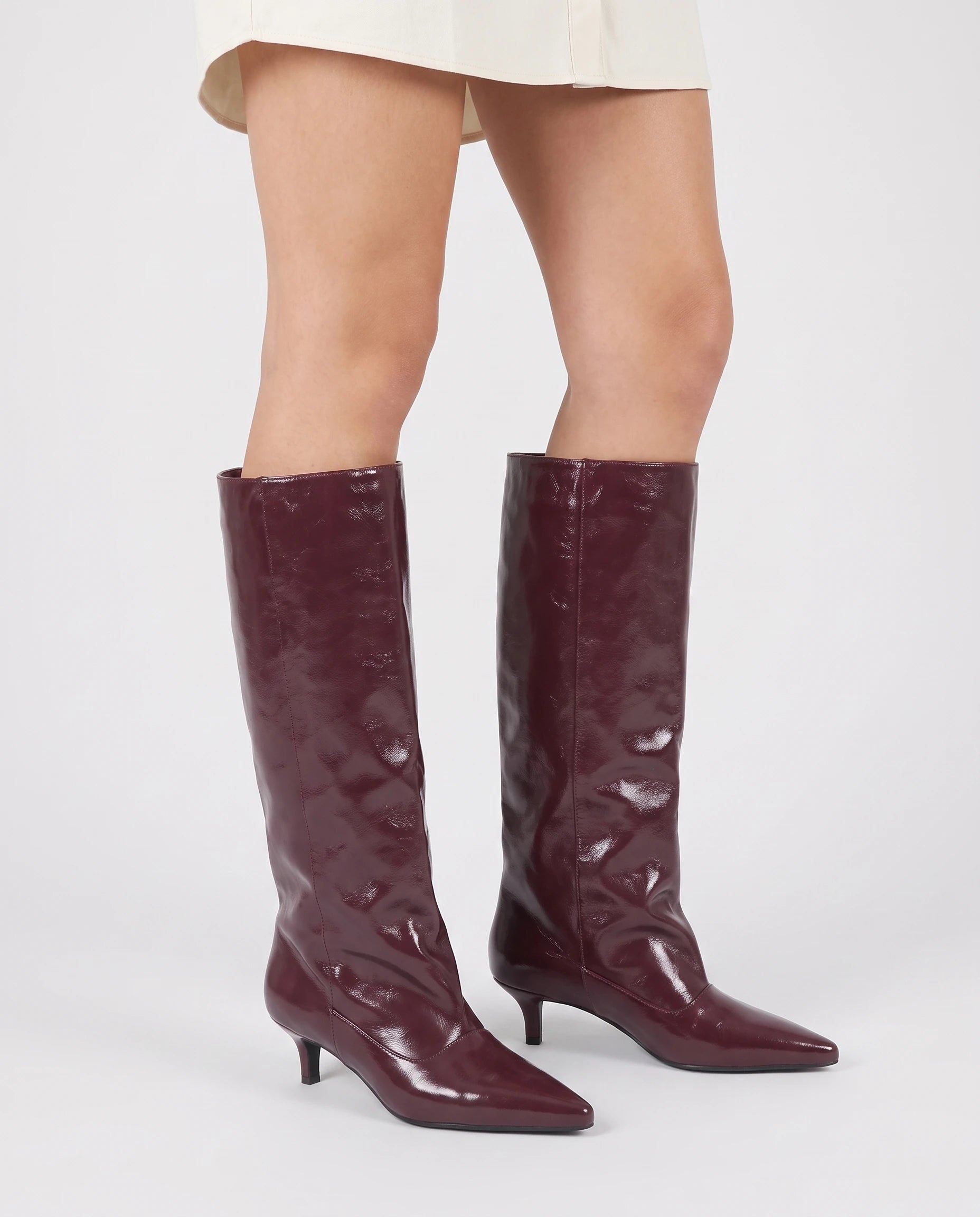 Bottes souples à petit talon en simili Paulette — Bordeaux, portées en plan rapproché