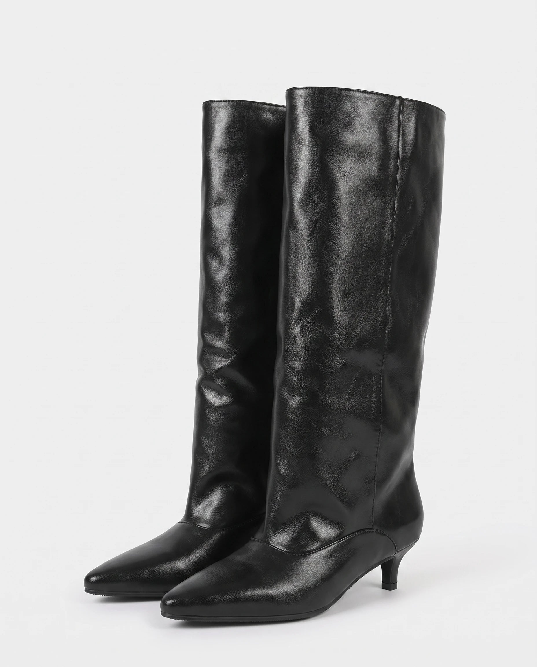 Bottes souples à petit talon en simili Paulette — Noir, paire en packshot studio