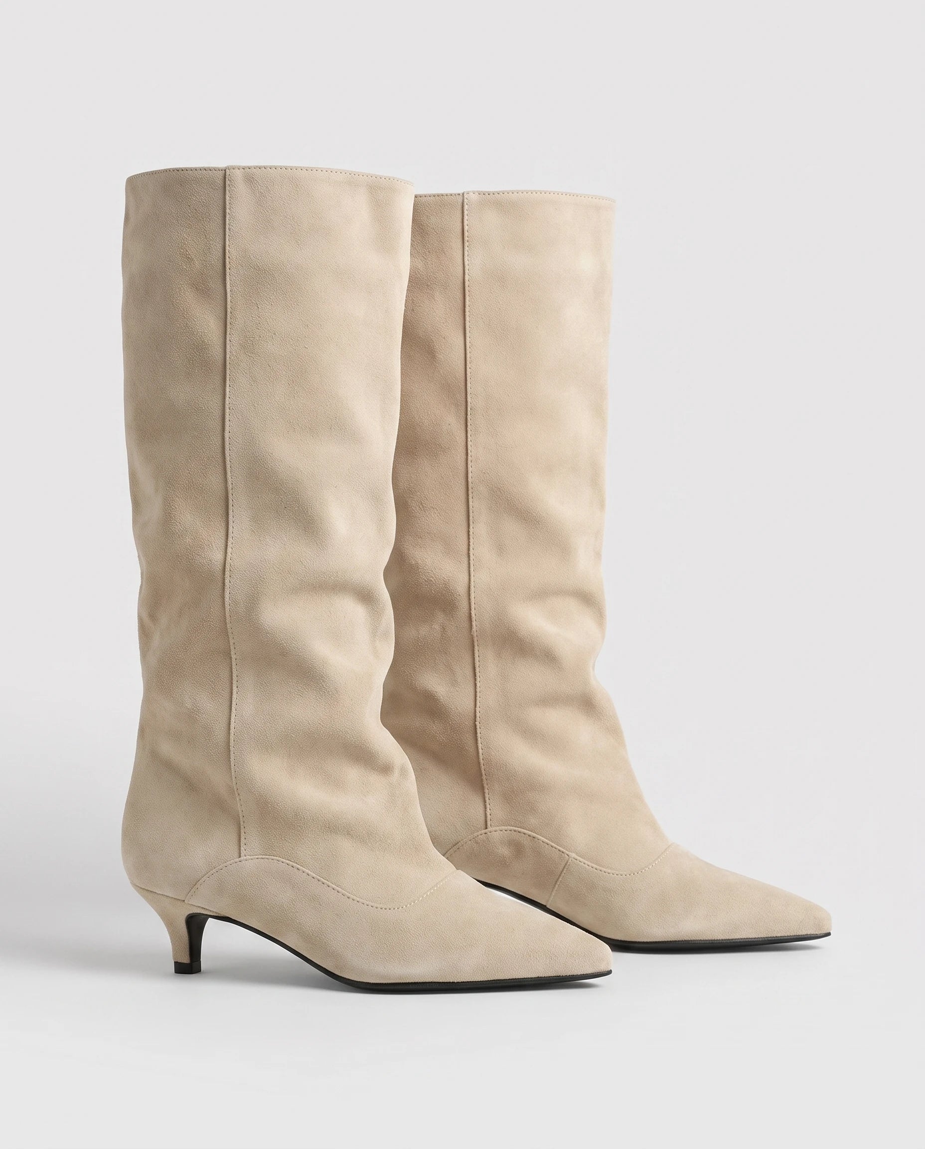 Bottes souples à petit talon en suédine Bernadette — Beige, paire en packshot studio
