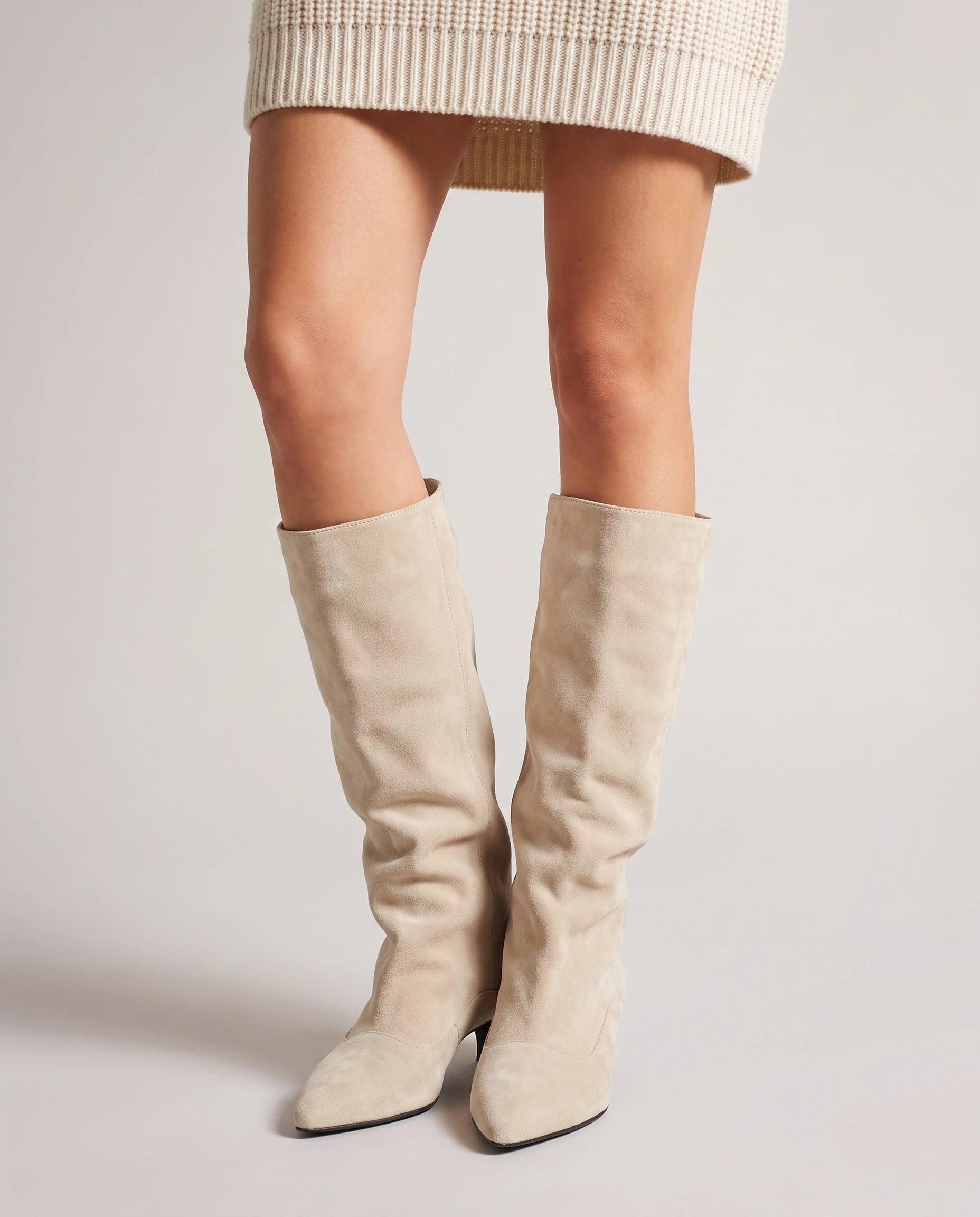 Bottes souples à petit talon en suédine Bernadette — Beige, portées en plan rapproché