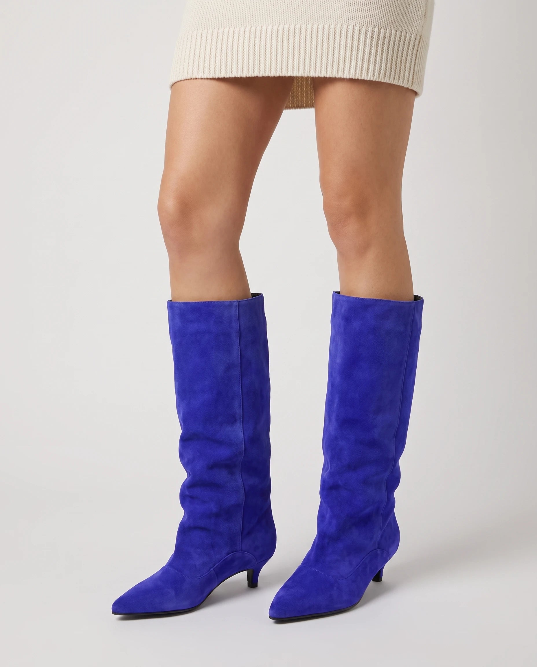 Bottes souples à petit talon en suédine Bernadette — Bleu Roi, portées en plan rapproché