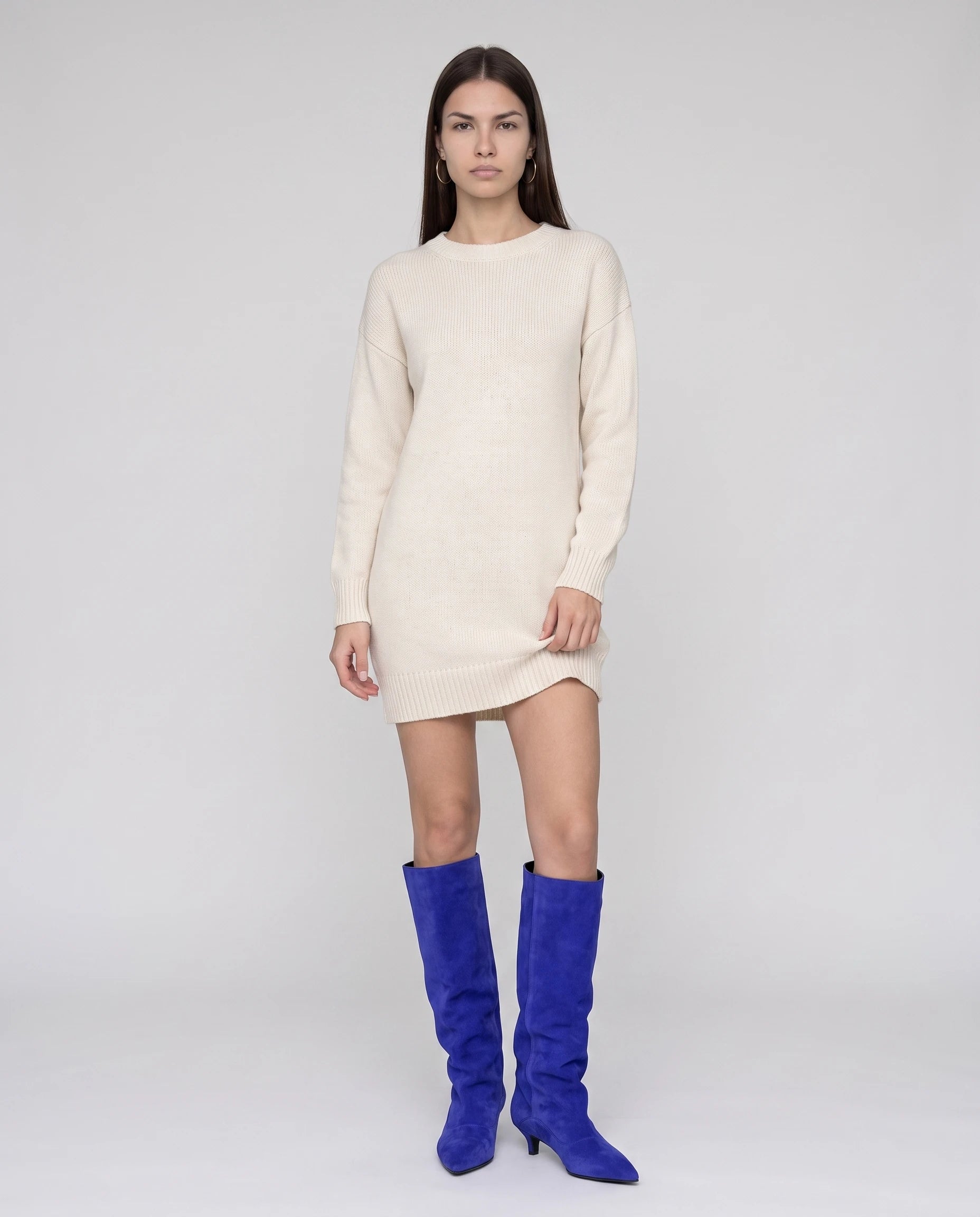 Bottes souples à petit talon en suédine Bernadette — Bleu Roi, portées en plein pied studio