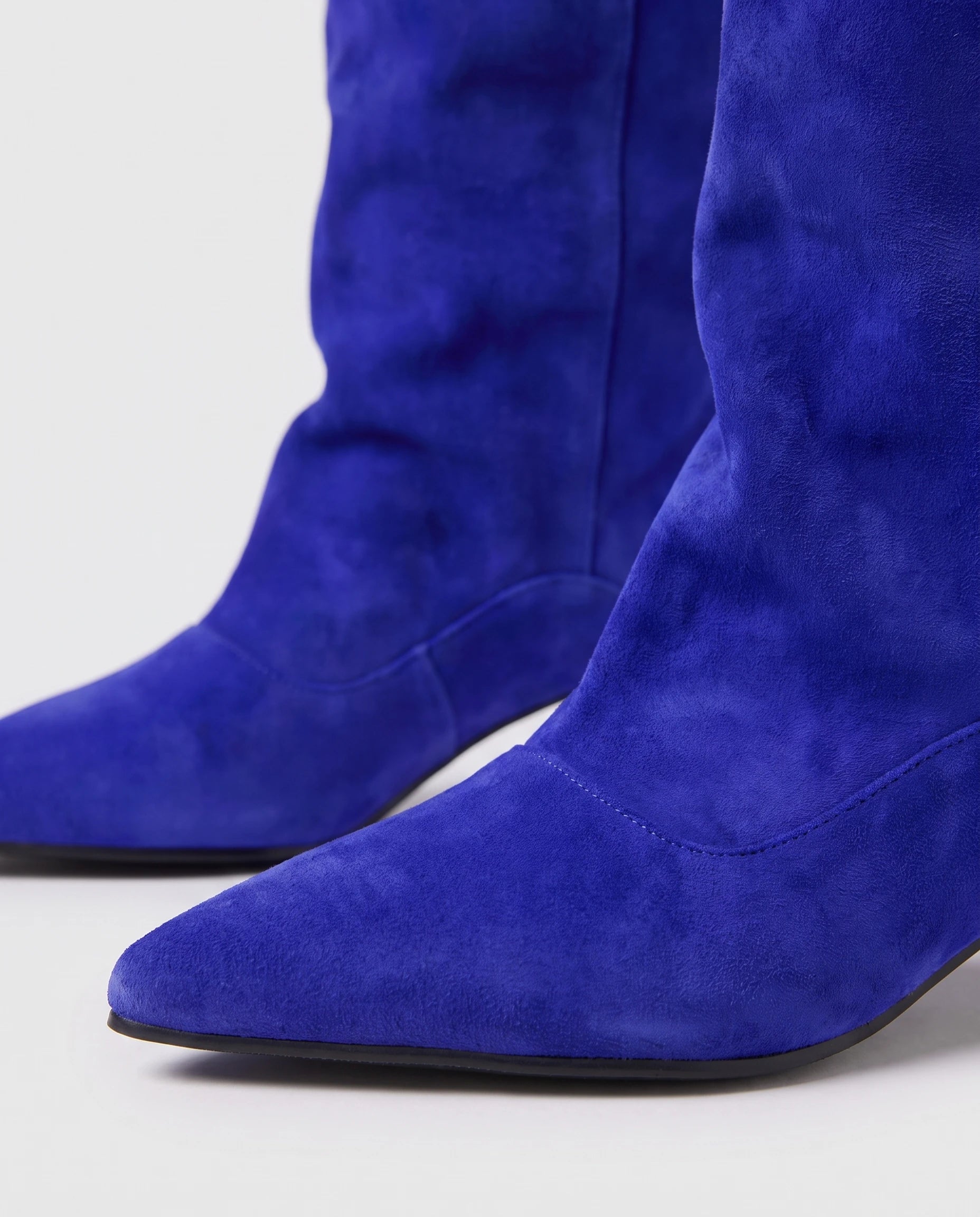 Bottes souples à petit talon en suédine Bernadette — Bleu Roi, packshot vue complémentaire