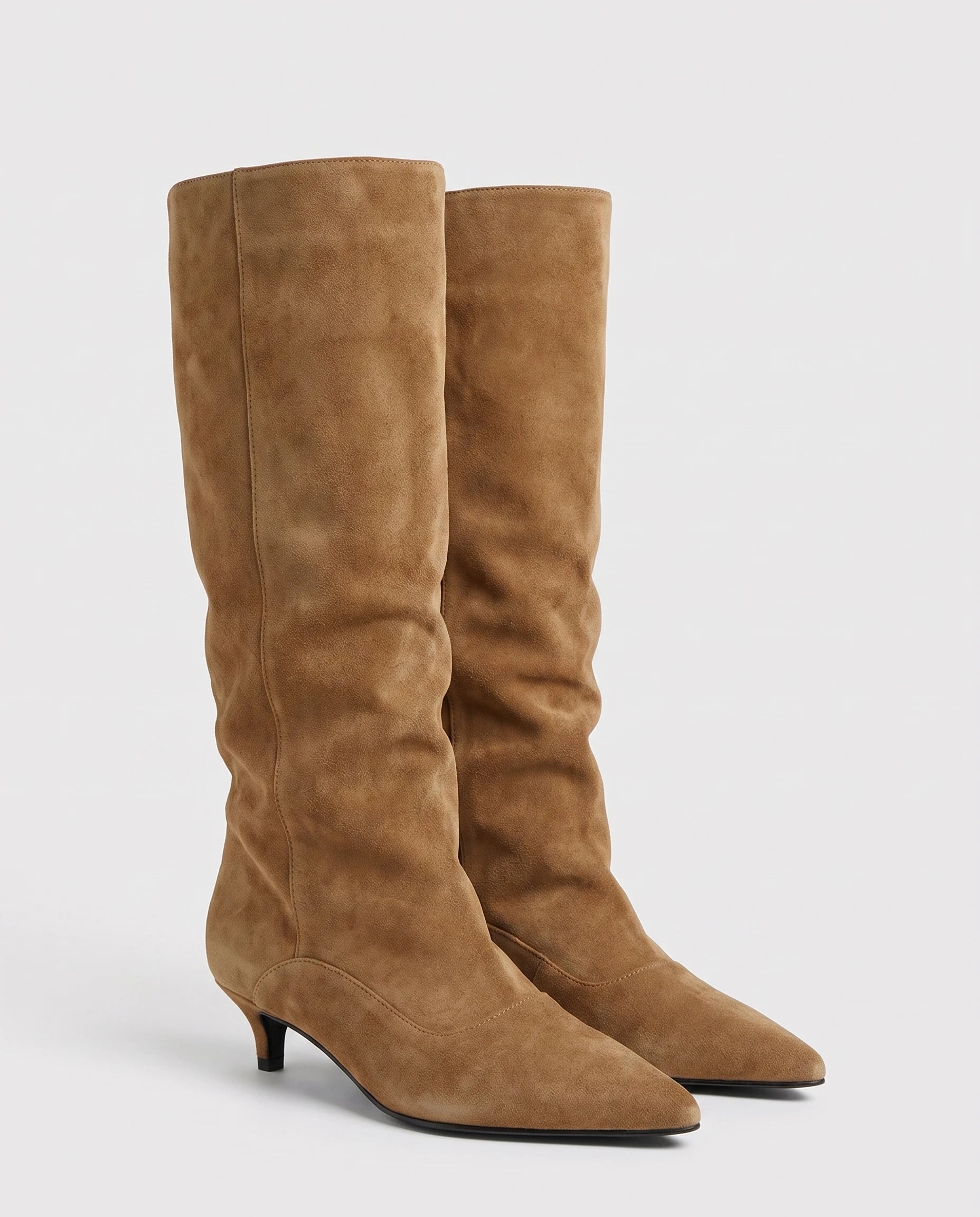 Bottes souples à petit talon en suédine Bernadette — Camel, paire en packshot studio