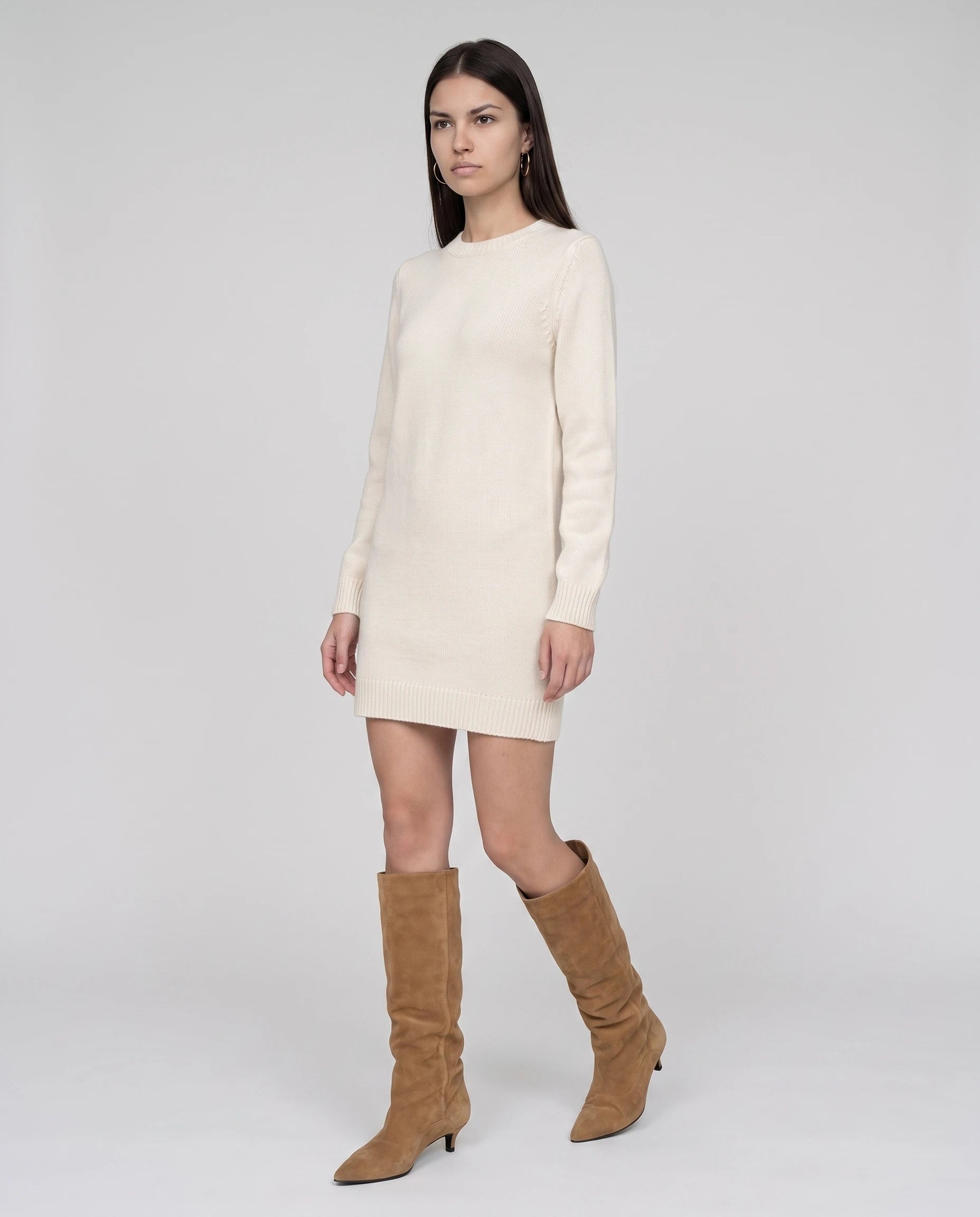 Bottes souples à petit talon en suédine Bernadette — Camel, portées en plein pied studio