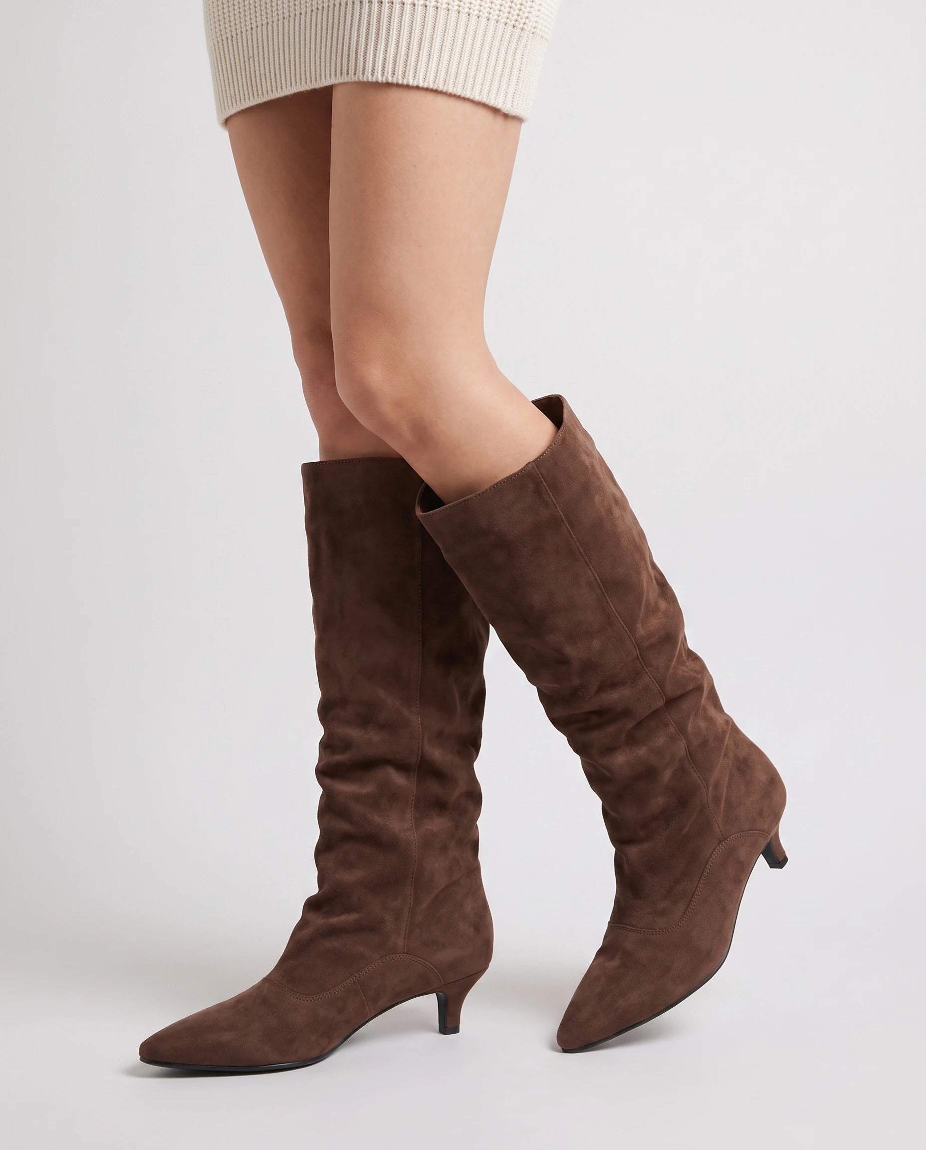 Bottes souples à petit talon en suédine Bernadette — Chocolat, portées en plan rapproché