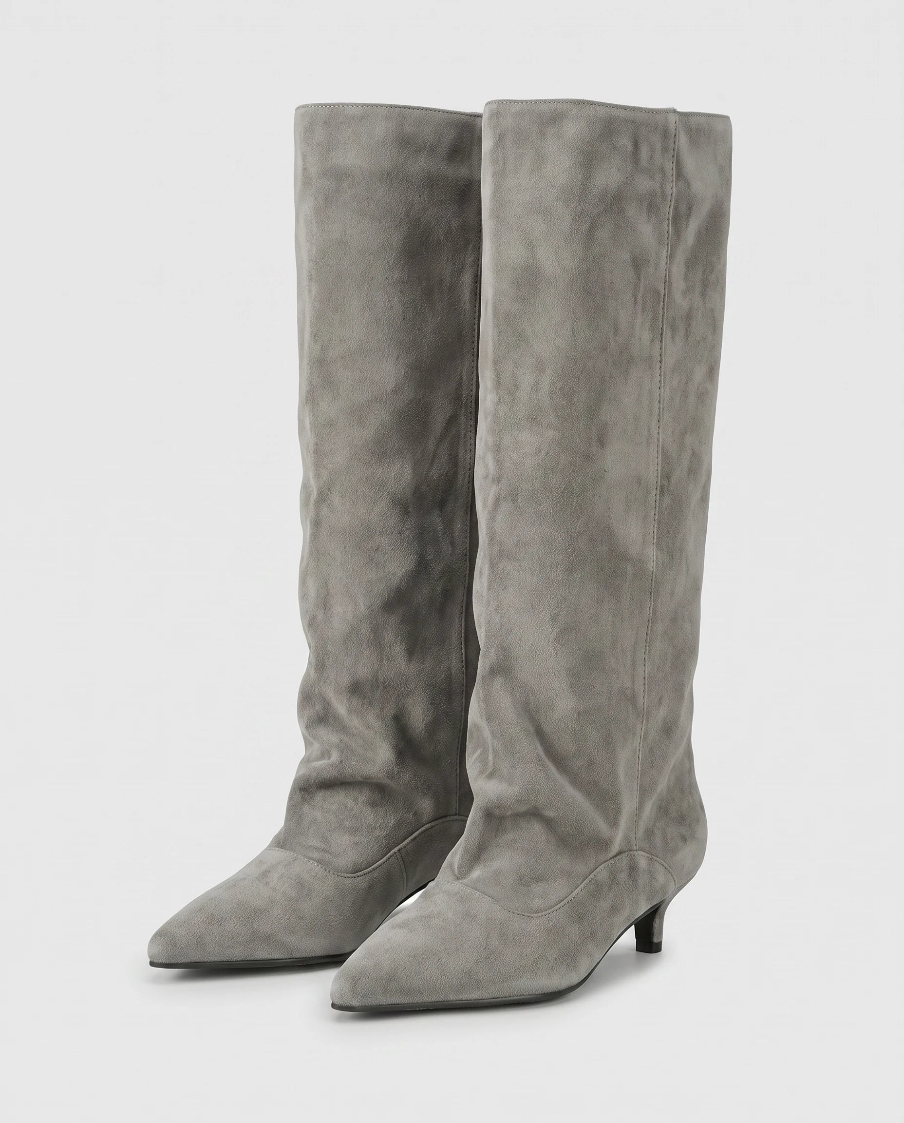 Bottes souples à petit talon en suédine Bernadette — Gris, paire en packshot studio