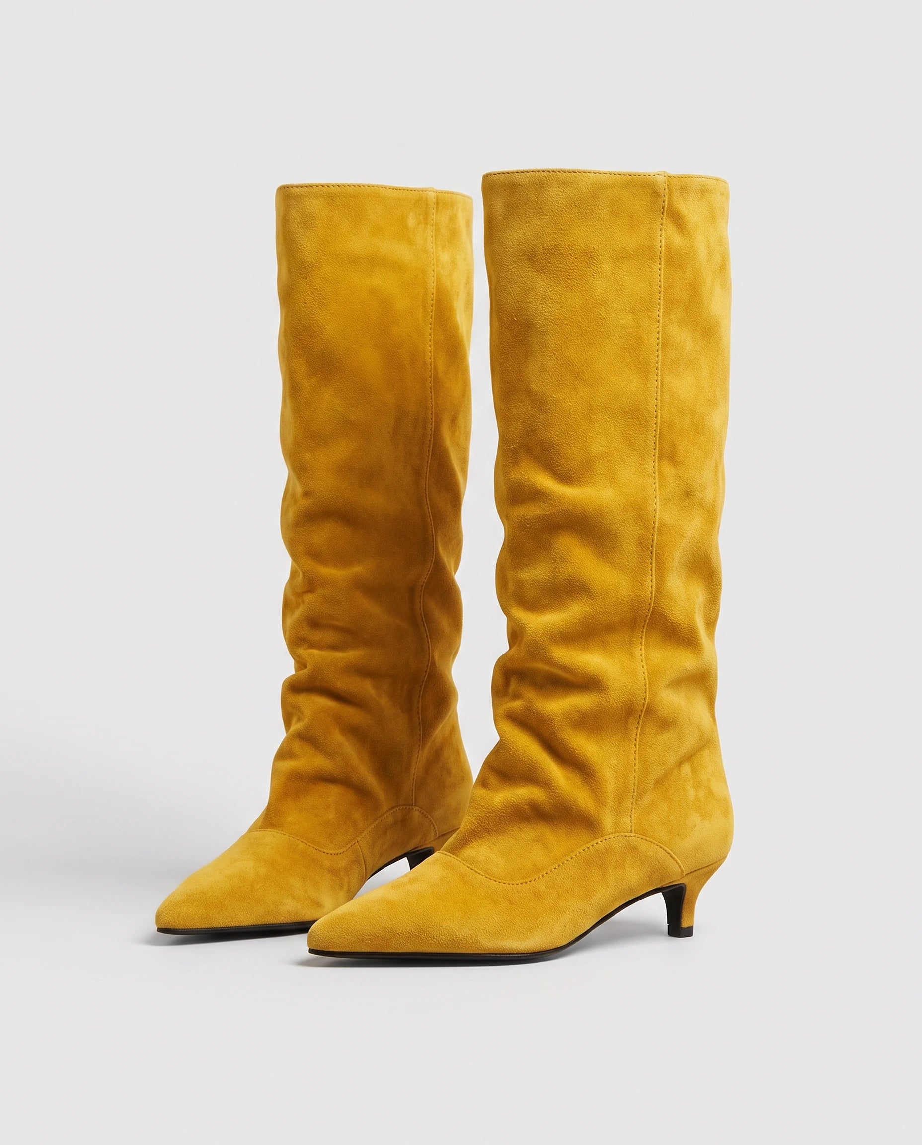 Bottes souples à petit talon en suédine Bernadette — Moutarde, paire en packshot studio