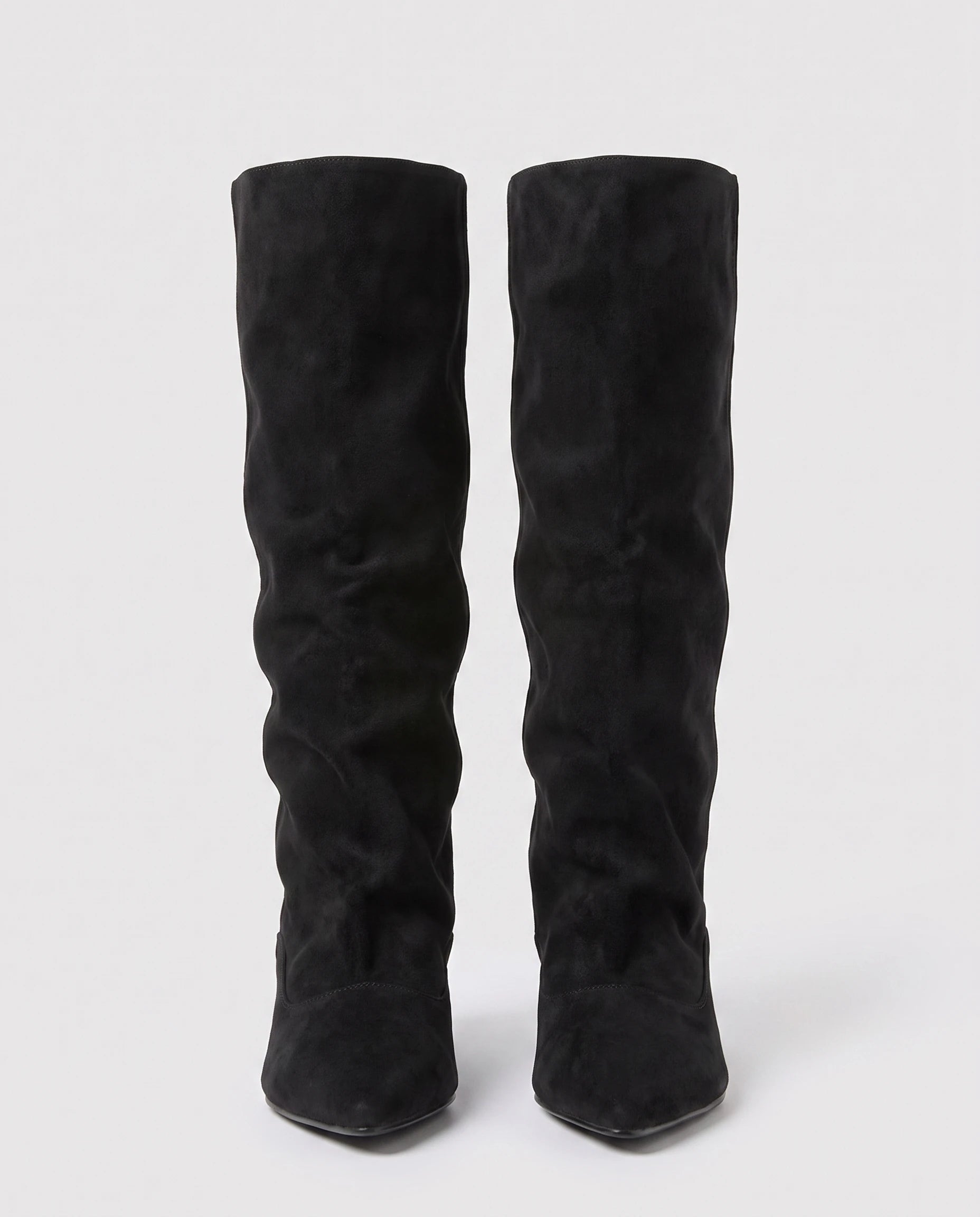 Bottes souples à petit talon en suédine Bernadette — Noir, paire en packshot studio