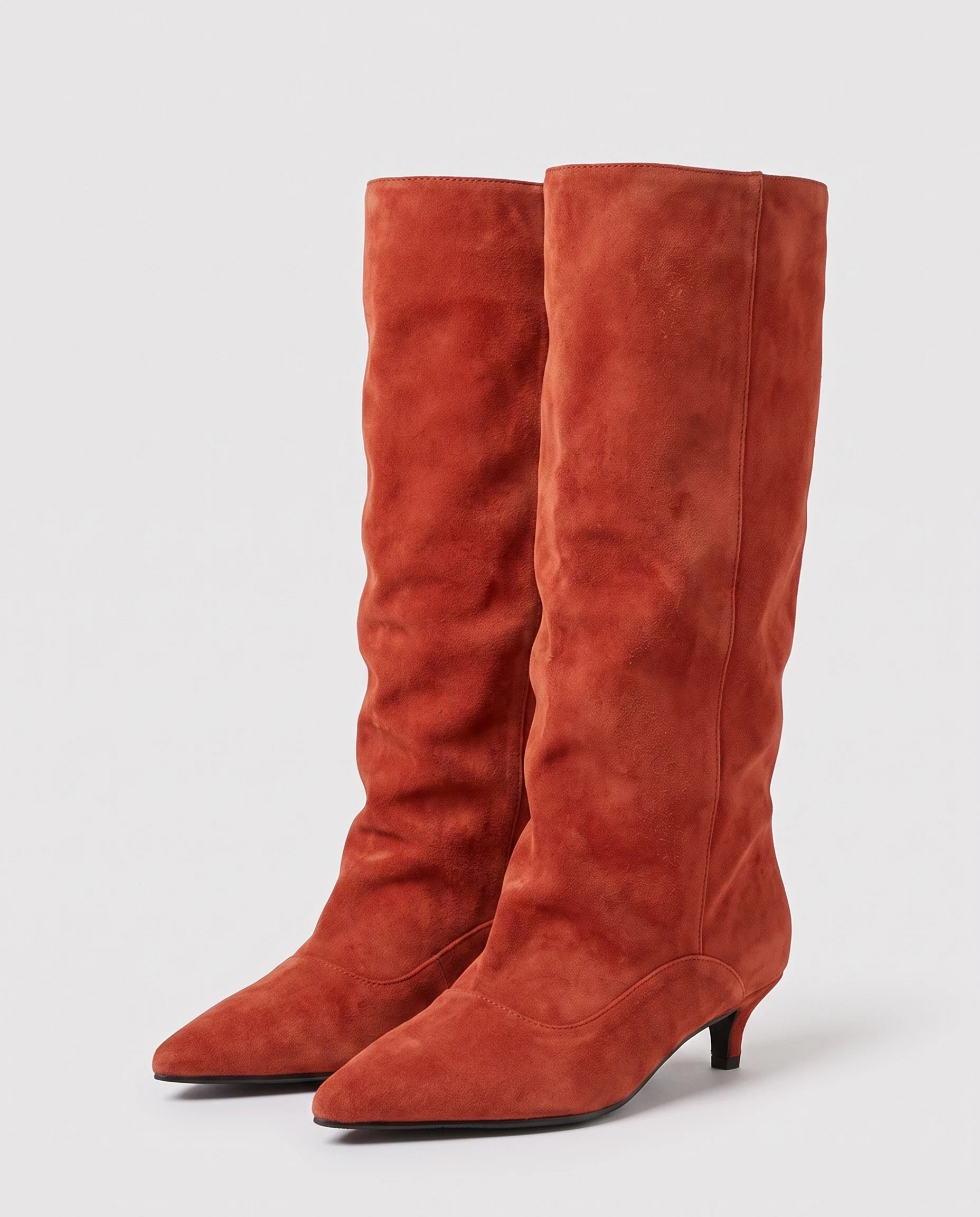 Bottes souples à petit talon en suédine Bernadette — Rouge, paire en packshot studio
