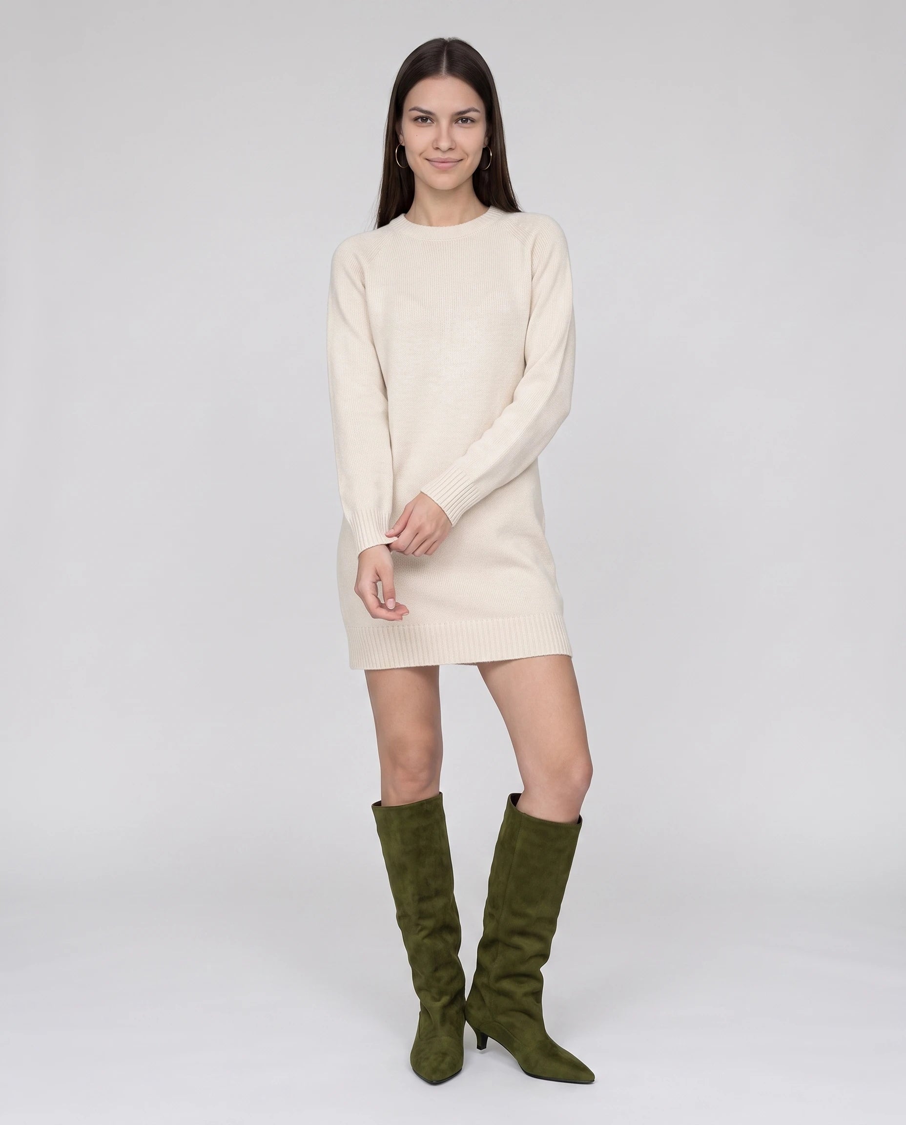 Bottes souples à petit talon en suédine Bernadette — Vert Olive, portées en plein pied studio