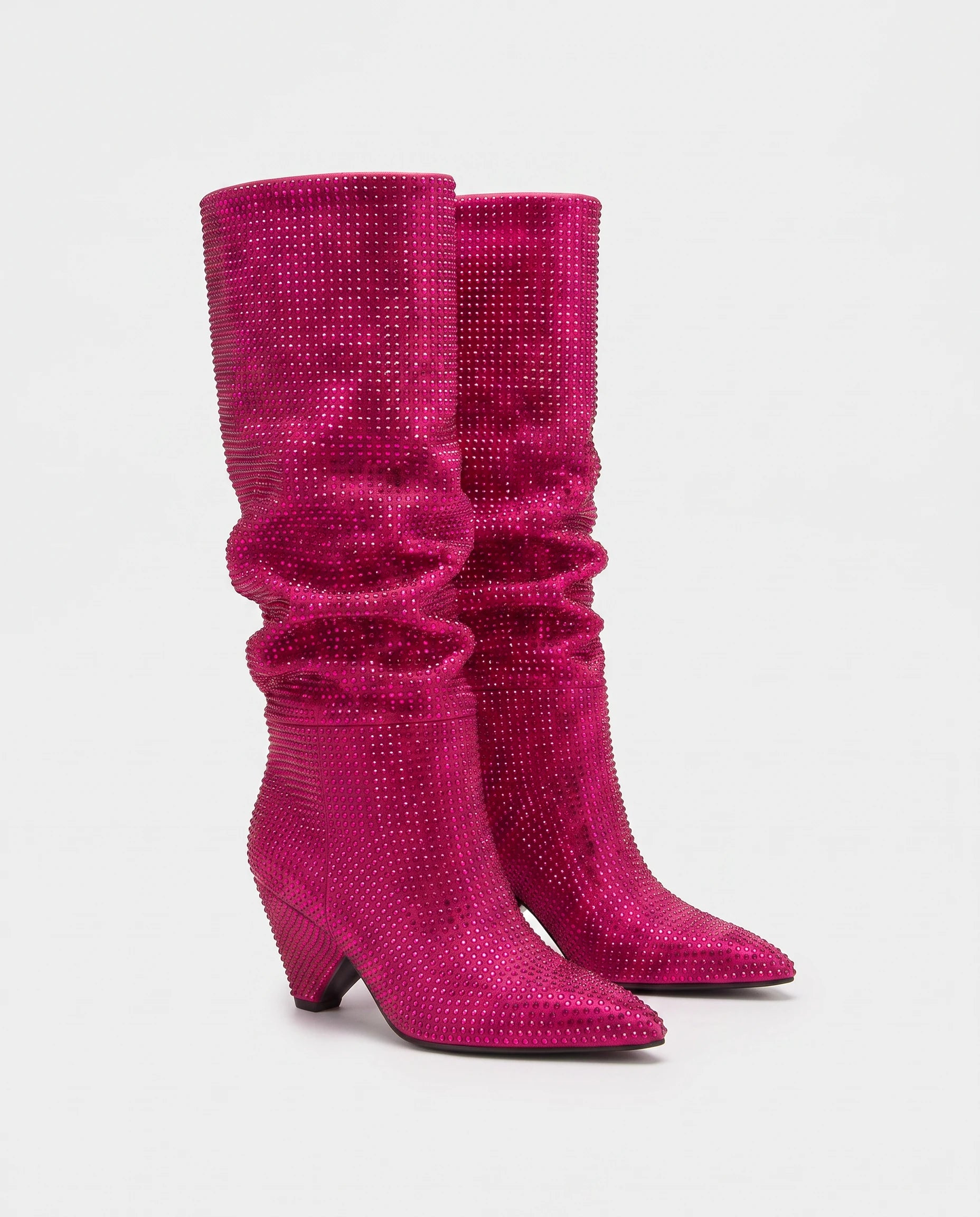 Bottes hautes slouchy à strass Odalie — Fuchsia, paire vue de trois quarts depuis la gauche en studio