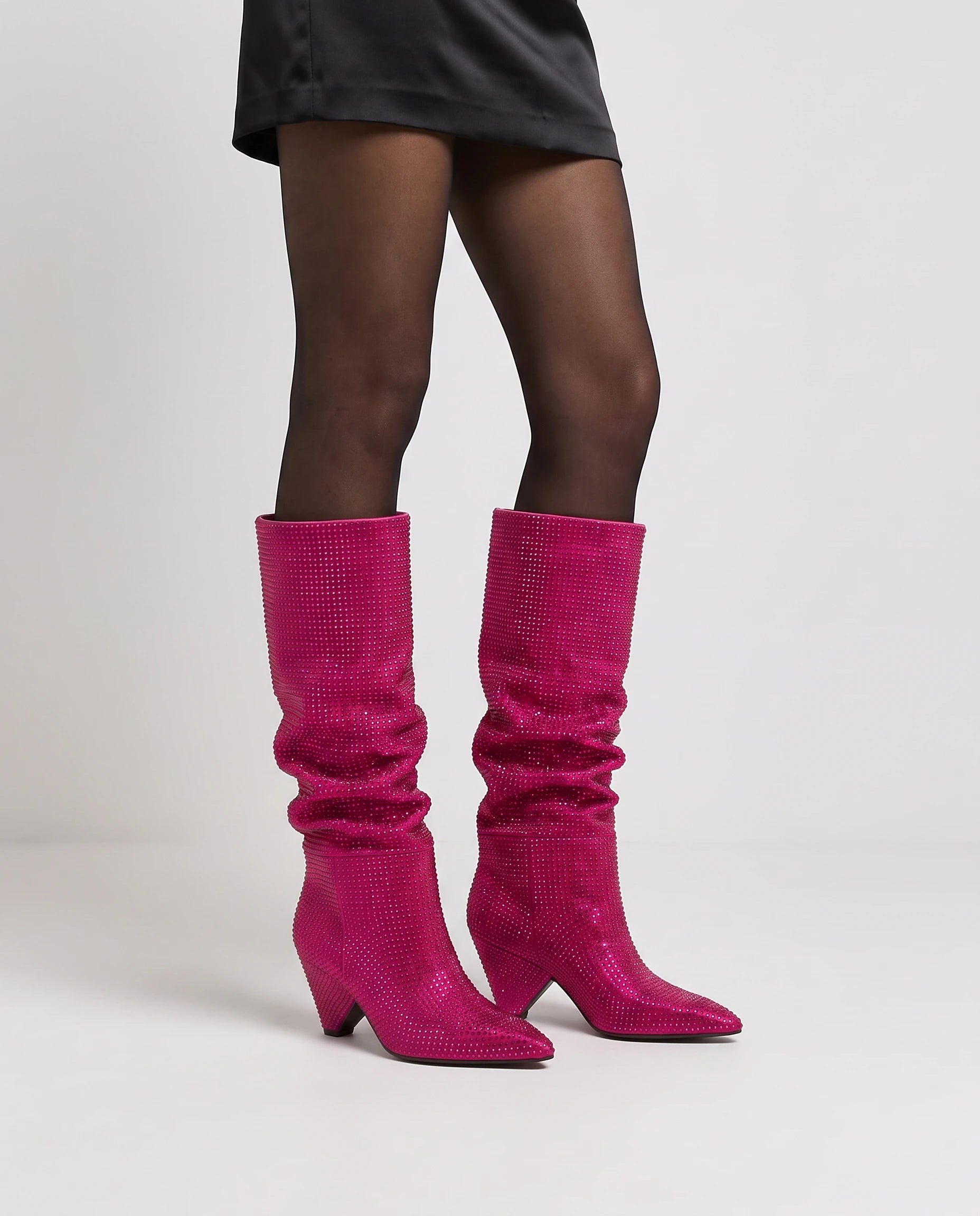 Bottes hautes slouchy à strass Odalie — Fuchsia, portées en plan rapproché, pieds légèrement ouverts