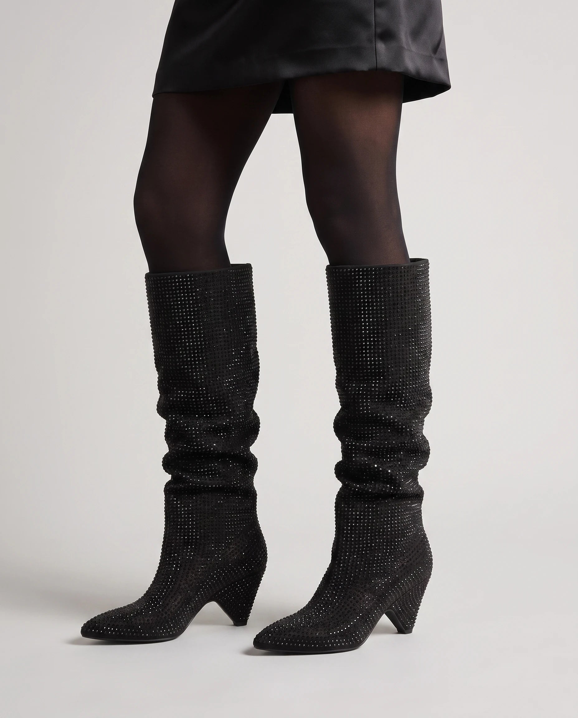 Bottes hautes slouchy à strass Odalie — Noir, portées en plan rapproché avec des collants opaques