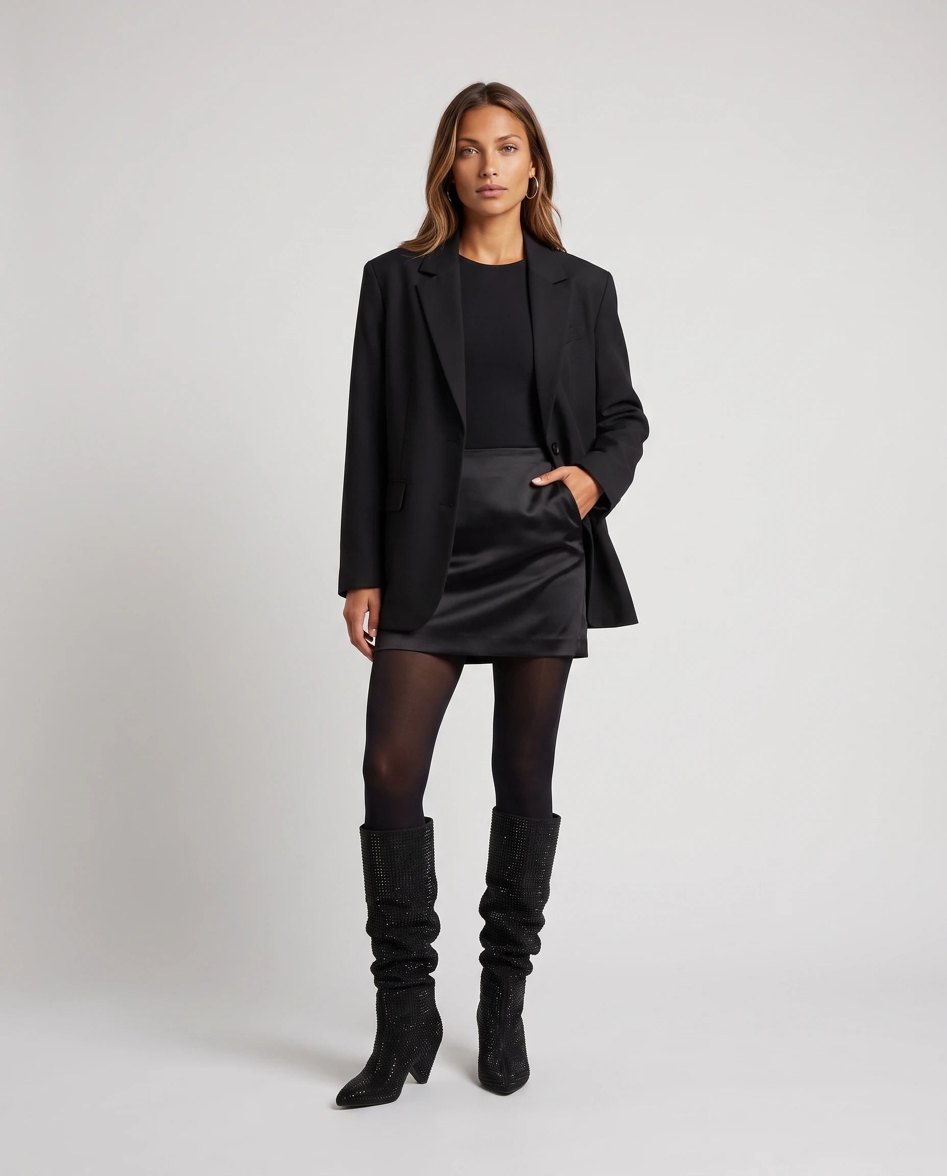 Bottes hautes slouchy à strass Odalie — Noir, portées en plein pied studio avec un blazer noir oversize