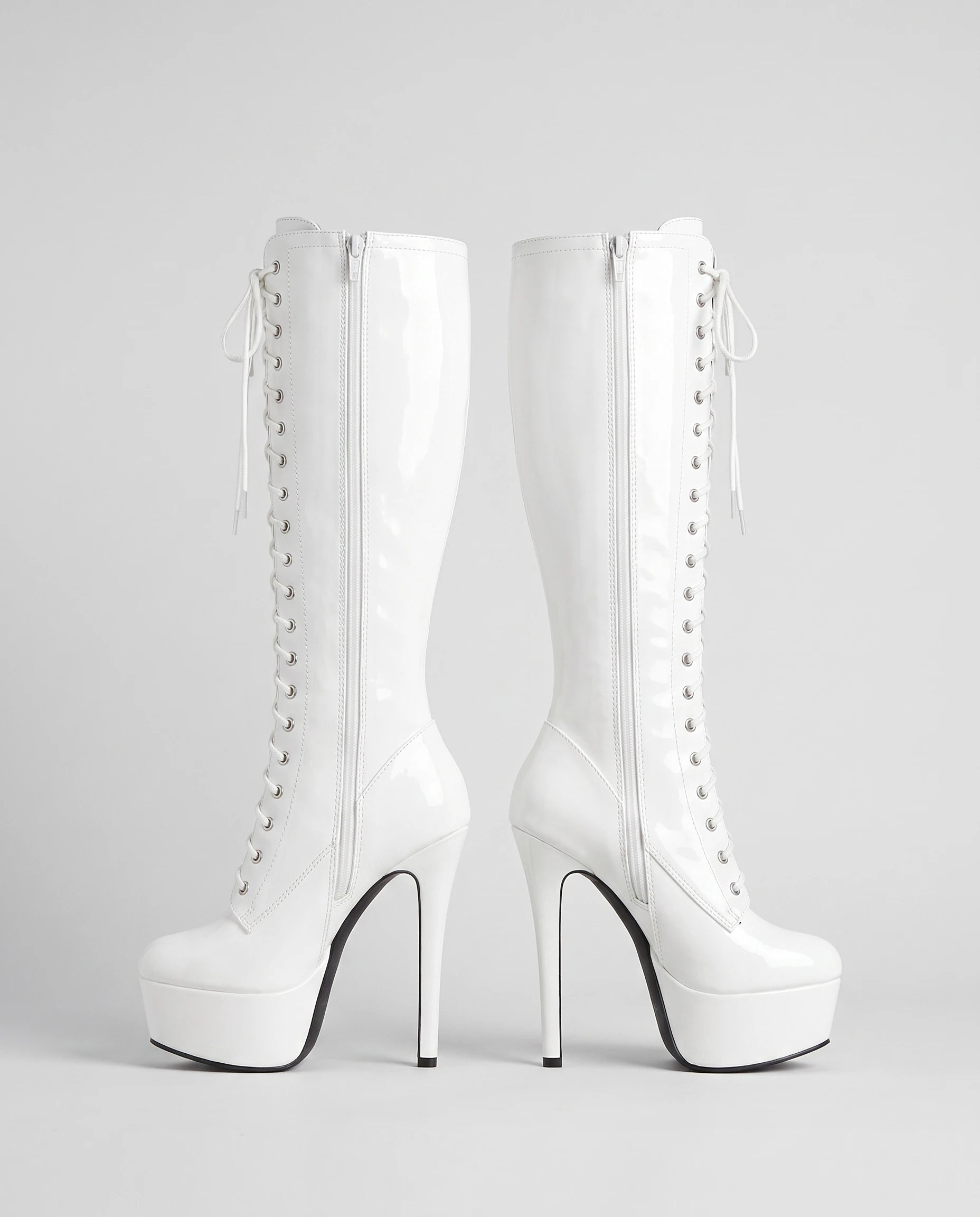 Bottes hautes vernies lacées à talon aiguille Romilde — Blanc, paire en packshot studio