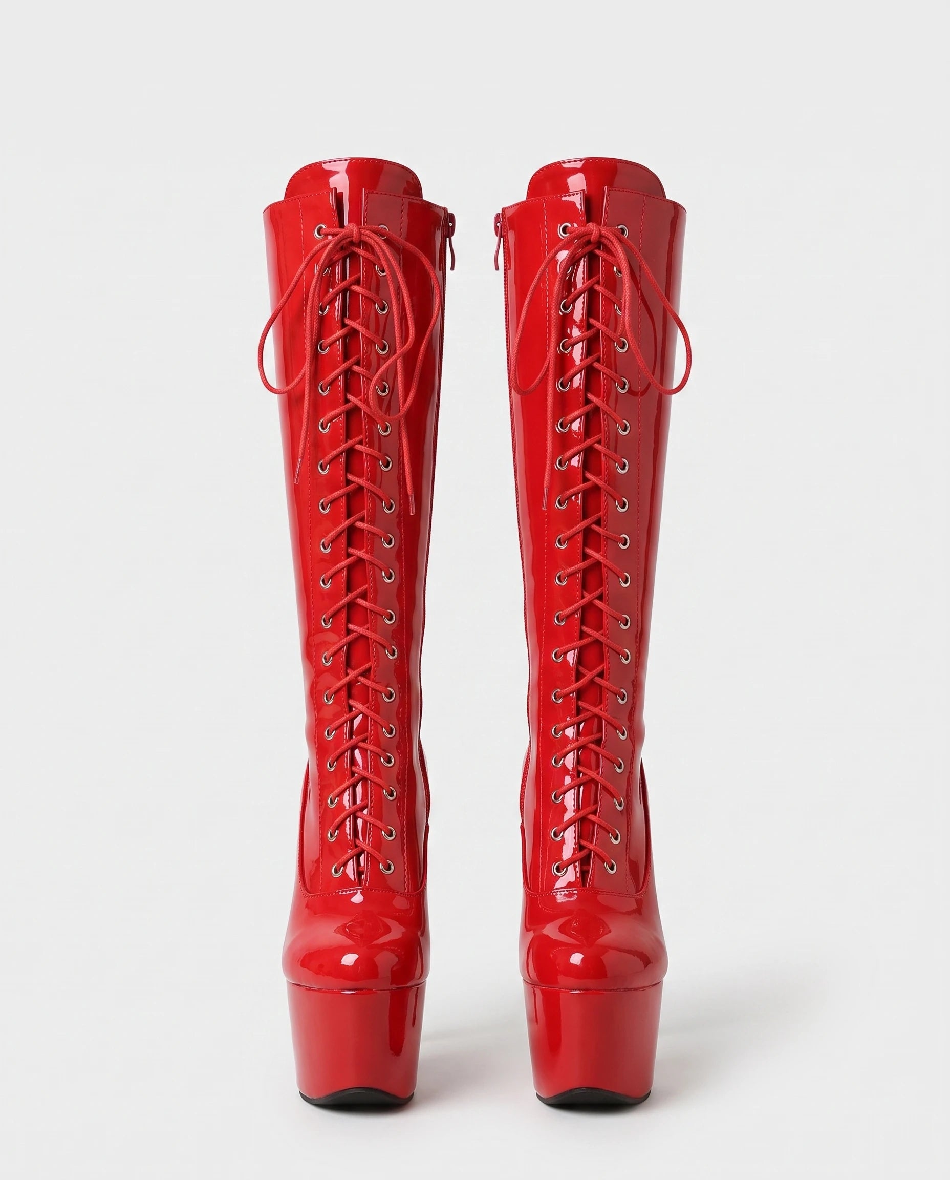 Bottes hautes vernies lacées à talon aiguille Romilde — Rouge, paire en packshot studio