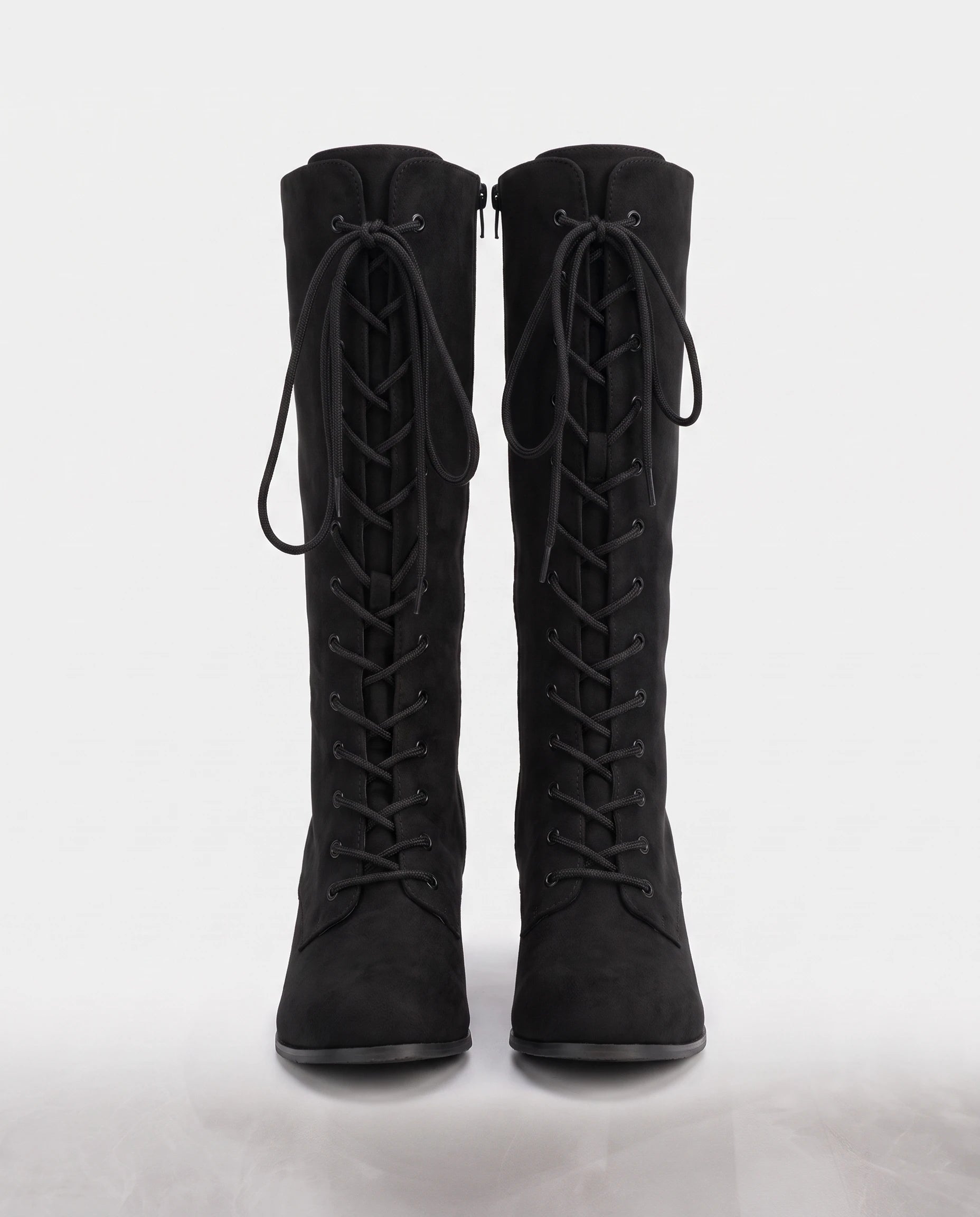 Bottes lacées victoriennes en suédine Wilhelmine — Noir, paire en packshot studio